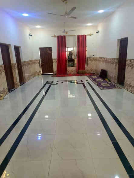 السلام عليكم بيت للبيع قريه سيد مناحي متوفر كافه الخدمات بيت يحتوي على خمس غرف نوم ومطبخ 5في  5 ديوانيه ١٦ في 5 حوش خير من حديقه ترك صحيات داخليه خارجيه البيت كامل خير من الله المساحه 580 بناء حديث بلوك سكف كونكريت الوجه وااديوانيه دنك جداري للاستفسار الاتصال ***********
