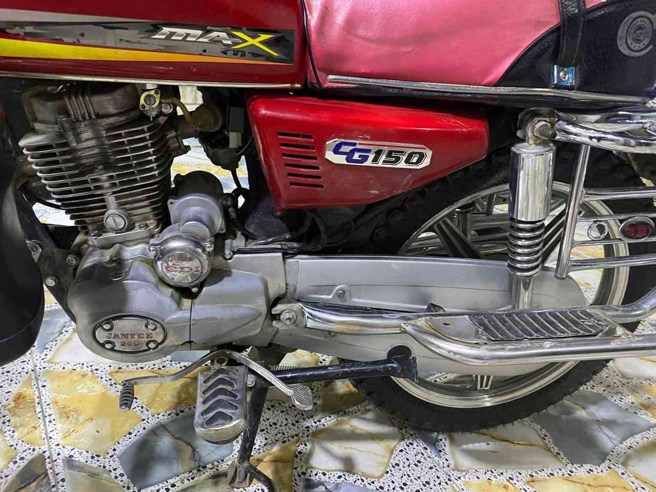 سلام عليكم   دراجه خمس كير   كامل شغال  سلف هندر   و براجكتورات شغال  سعر 700. وبي مجال  .***********
