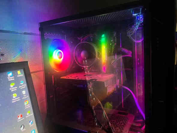 بيسي كيمنك للبيع
تجميعة + الشاشة
💻 المواصفات:
🧠 المعالج: Intel i5 10400F
🪛 اللوحة الأم: MSI H510
💾 الرام: 16GB DDR4
🎮 كرت الشاشة: RTX 2060 6GB
⚡ التخزين: SSD 128GB + HDD 1TB
🔌 مزود الطاقة: 600W

🖥️ الشاشة: Mass 75Hz حجم 24
📌الكفر الخارجي شوي متأذي)
لكنها تشتغل طبيعي وما تأثر على الاستخدام ✅

🎧 الملحقات:
ماوس Dragon gaming
كيبورد كيمنگ
سبيكرات جديدة

✅ الكيس والقطع نظيفة كلش
🔥 الجهاز جاهز للتشغيل فوراً، مناسب للألعاب الثقيلة
سبب البيع - محتاج لقسط الجامعة ❤️
💰 السعر: 650 ألف دينار (وبيها مجال)
📍 مكاني : الأنبار – قضاء الرمادي 
📞 للتواصل: راسلني على الخاص
او
رقمي ***********
