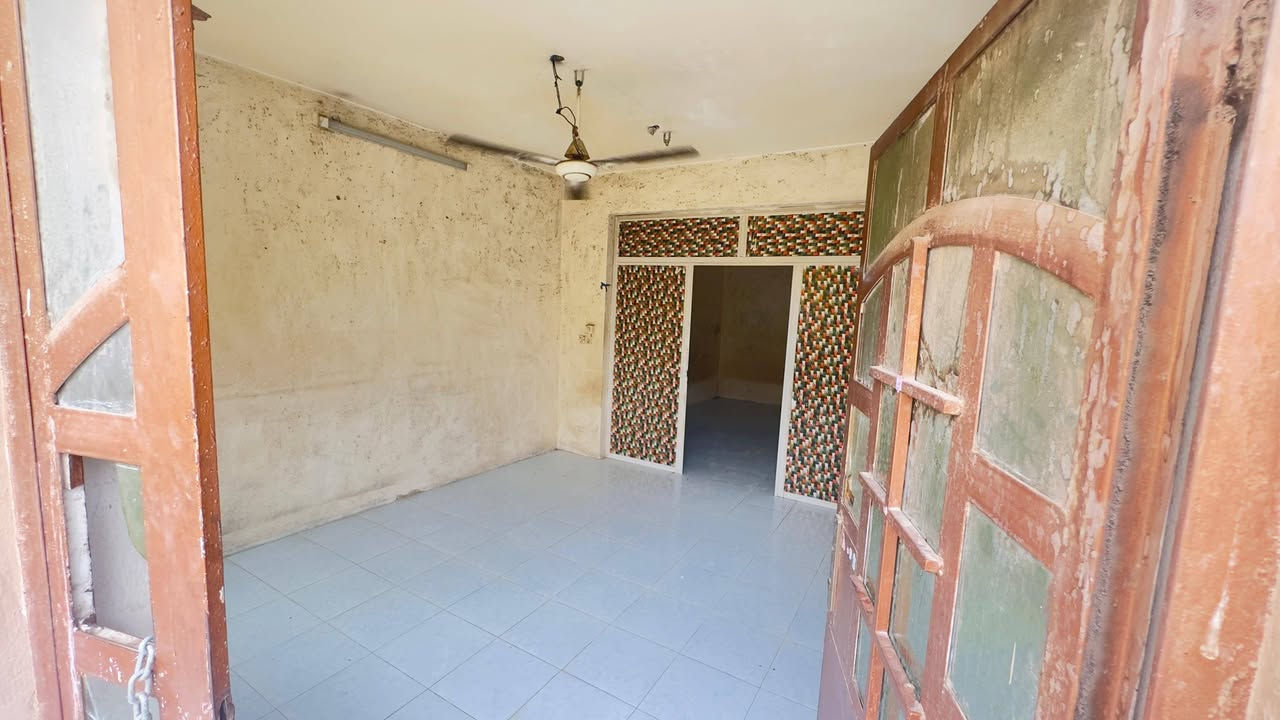 شقه للايجار شارع عمر بن عبدالعزيز خلف منتزه الاخطل مطبخ وصحيات وصاله وغرفه طابق اول من بيت شقه نقصه صبغ عليه اجارها ٤٠٠
***********
