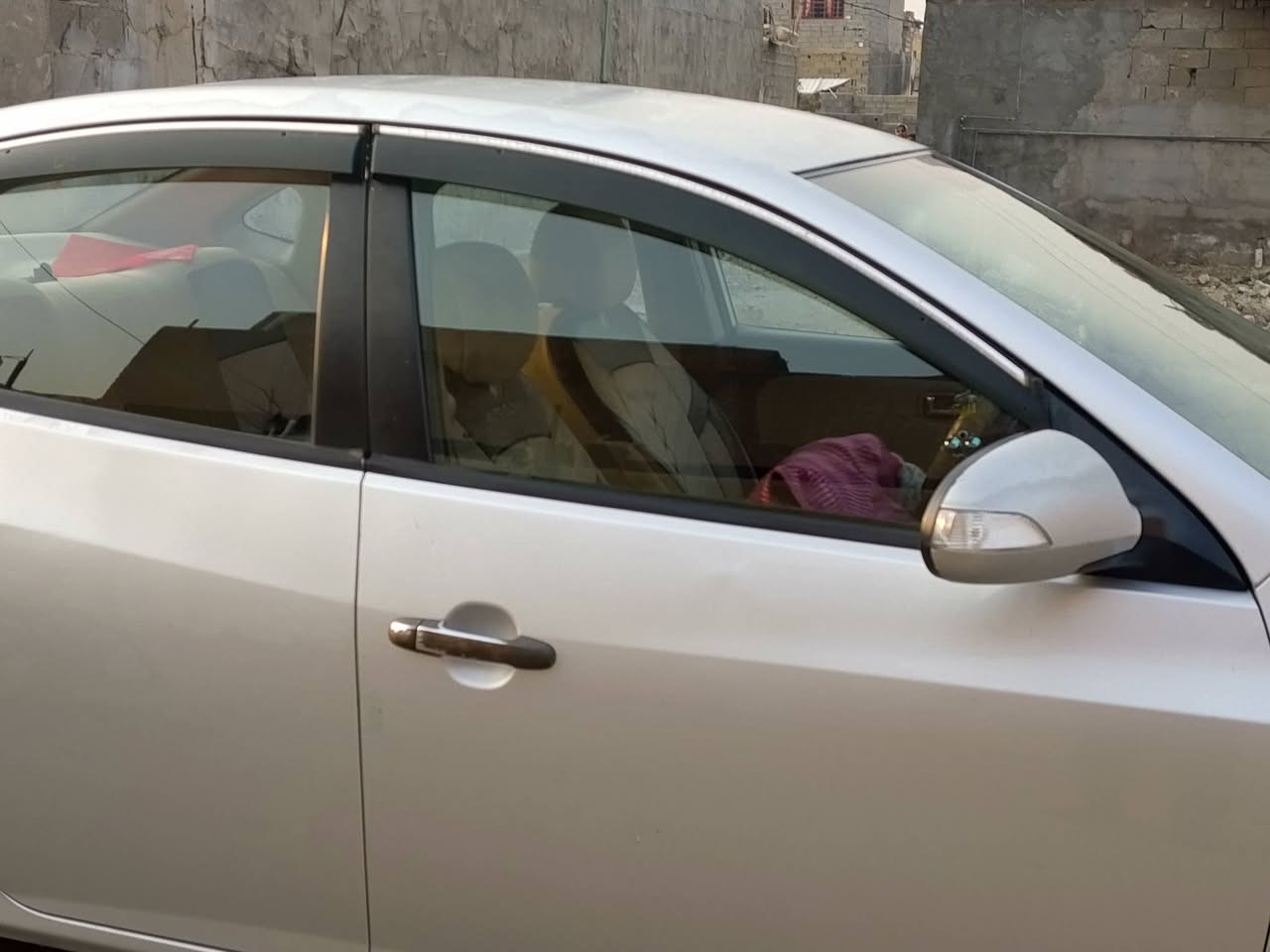 السلام عليكم شباب هاي النترا مقدس 2011 خليجي محرك 2000 حادثه يبقى باقي البنزين تقريبا شبر سعر 115 $***********
