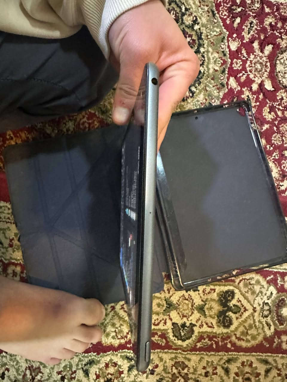 ايباد 9 
ذاكرة 64 
بيه ضربة بالظهر 
بس نظافة كلش زينه 
***********
***********
