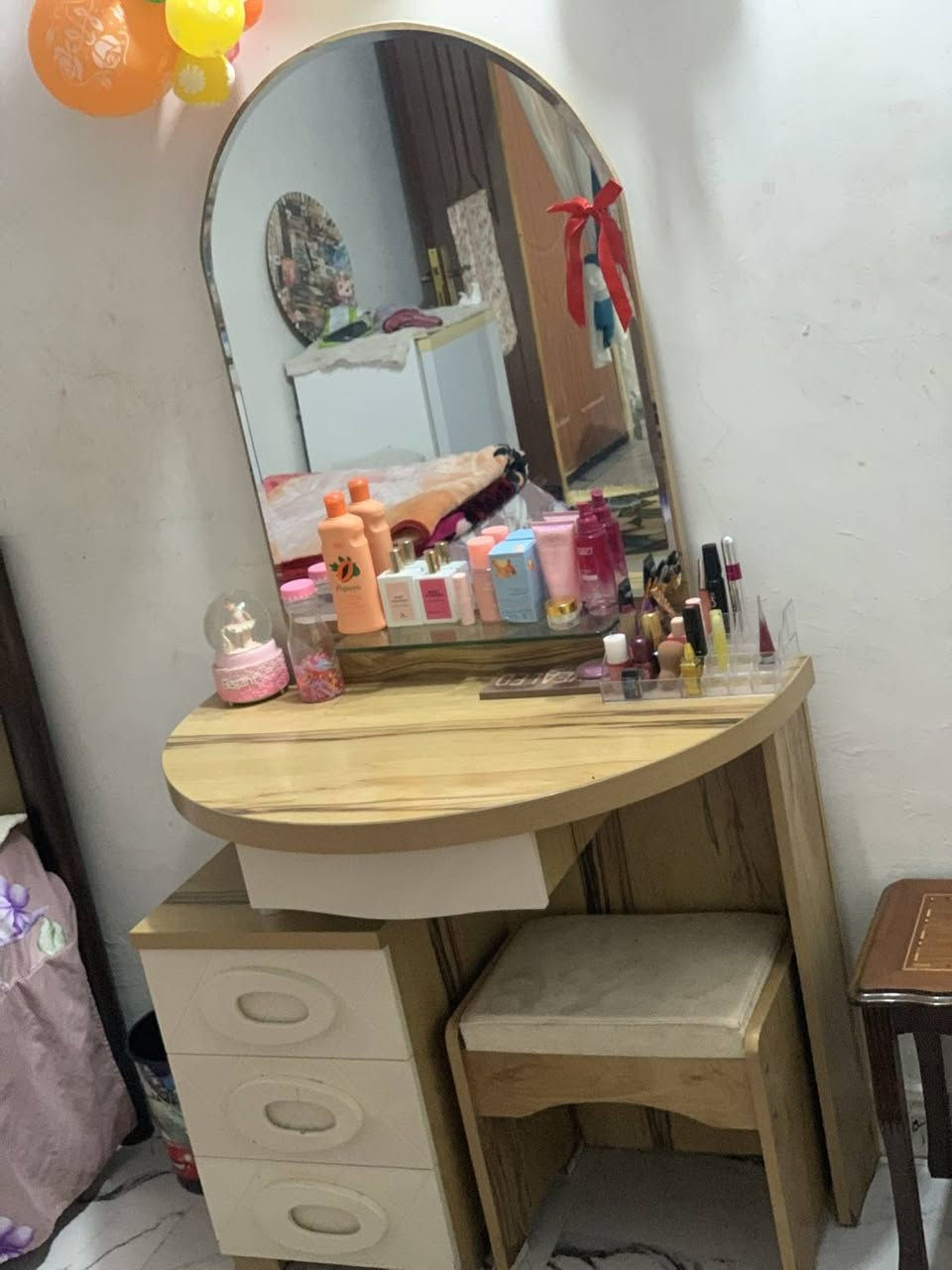 السلام عليكم. عندي، كنتور كويتي نظيف وثقيل اربع ابواب  وبيه جرارات ثنين سعر 125 قفل 
وجربايتين حديد وجلد نفس اللون نظيفات سعرهن ثنينهن ب 50 مع المنادر 
 وميز مرايه نظيف وجديد مودرن فول جمال ب 150 مصار كم شهر من اشتربته ماخذته ب، 200 عنوان ابوالخصيب طريق الصحراء..  يصيرن غرفه بناتيه كامله تعال وشوف بعينك الشراي فقط..


**إذا كنت صاحب هذا الإعلان وتريد حذفه لأي سبب، رجاءا أرسل رسالة إلى الدعم الفني**