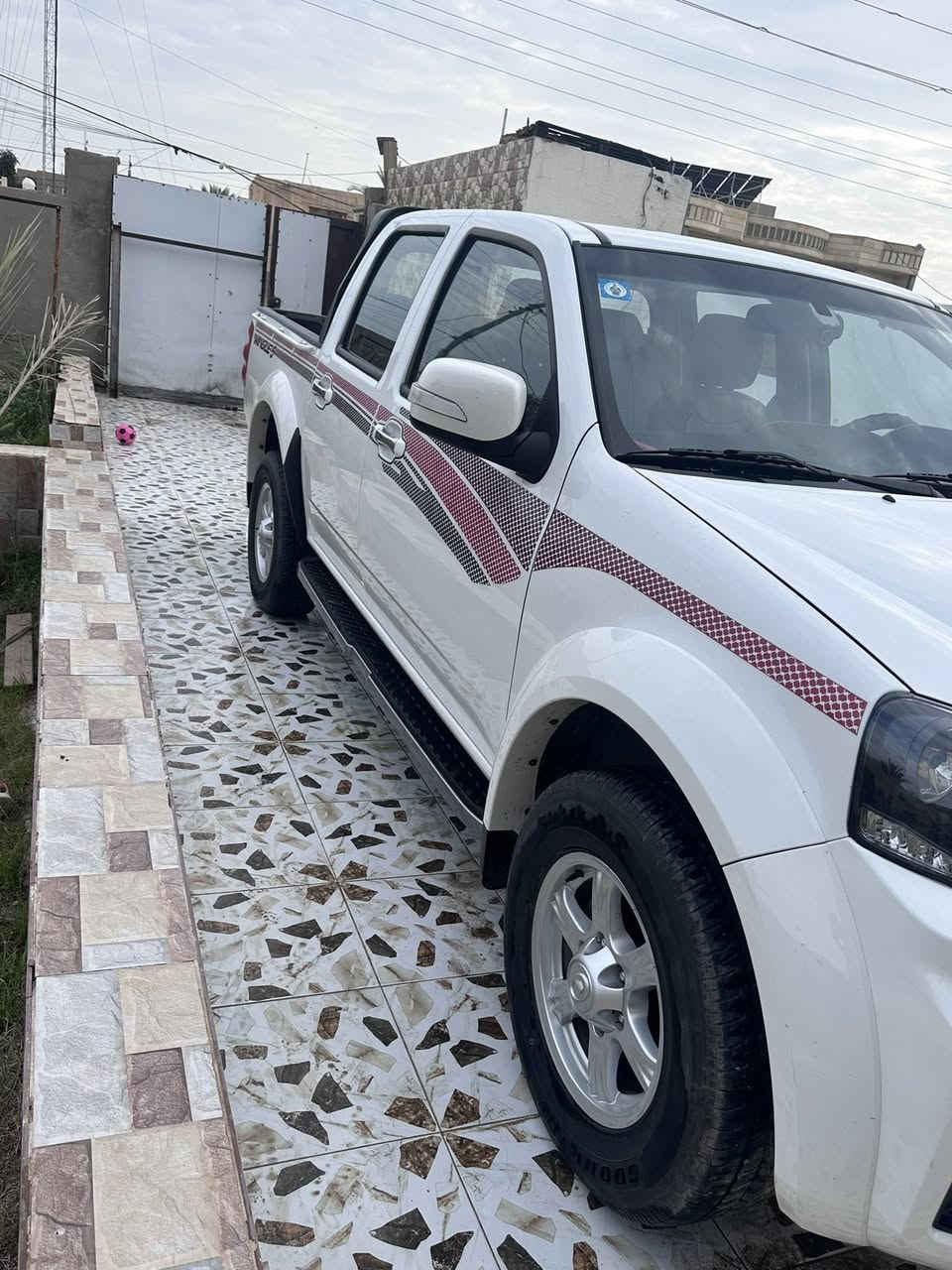 كريت ويل 2025 للبيع
سلام عليكم كريت ول للبيع الشكل الجديد
ماشية ٣٣ الف بعدهي السياره بتارب المعرض
سياره باسمي تحويل ثاني يوم

♦️المواصفات

بيك أب Great Wall Wingle
 • النوع: بيك أب (حوض)
 • الموديل: (2025)
 • المحرك: 2.4 بنزين / ￼
 • عدد السلندر: 4 سلندر  ￼
 • القير: عادي (5 سرعات)  ￼
 • الدفع: خلفي / ￼
 • عدد الركاب: 5 ركاب  ￼

 خزان الوقود: 70 لتر  ￼

⸻

👍 المميزات
      ١- زيت المحرك وكالة مال شركة مع وجود الوصولات
 • حوض واسع مناسب للتحميل
 • اقتصادية بالصيانة
 • قطع غيار متوفرة
 • مناسبة للطرق الترابية والسفر
 • ارتفاع جيد عن الأرض

♦️♦️ السعر (١٥٣) ورقة وبيها مجال العنوان واسط / الموفقية 
***********

📝ملاحظات( يوجد تكحيل خفيف في باب البدي بسبب حبل سفيفه)
