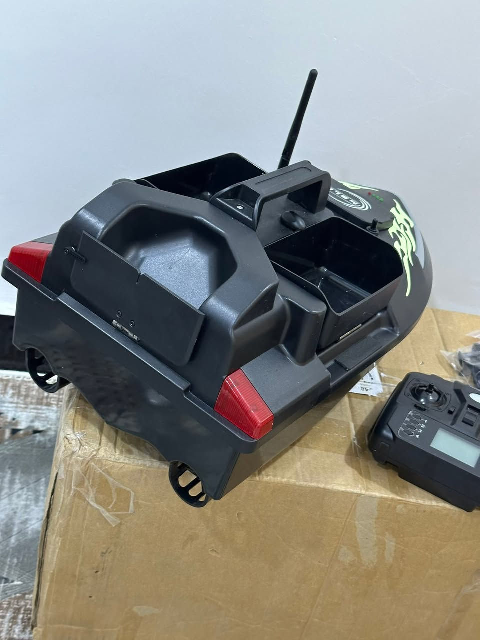 قارب صيد اسماك 
GPS 500 M
من ماركة MBLN RC
كامل ملحقات وقطع غيار 
بحتوي على 3 احواض تطعيم 
جهاز تحديد موقع مع كنترول تحكم عن بعد 

بمكانة الرجوع الى موقع الانطلاق عند انخفاض البطارية او فقدان الاشارة
يصل مدى التحكم الى 500 متر 
ويتميز بوضيفة تثبيت سرعة


**إذا كنت صاحب هذا الإعلان وتريد حذفه لأي سبب، رجاءا أرسل رسالة إلى الدعم الفني**
