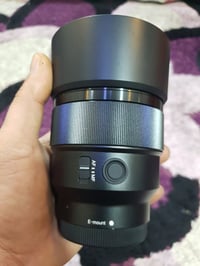 عدسة سوني 85   1.8 الاصدار الثاني استخدام مرتين فقط  العسر 450 الف كار...