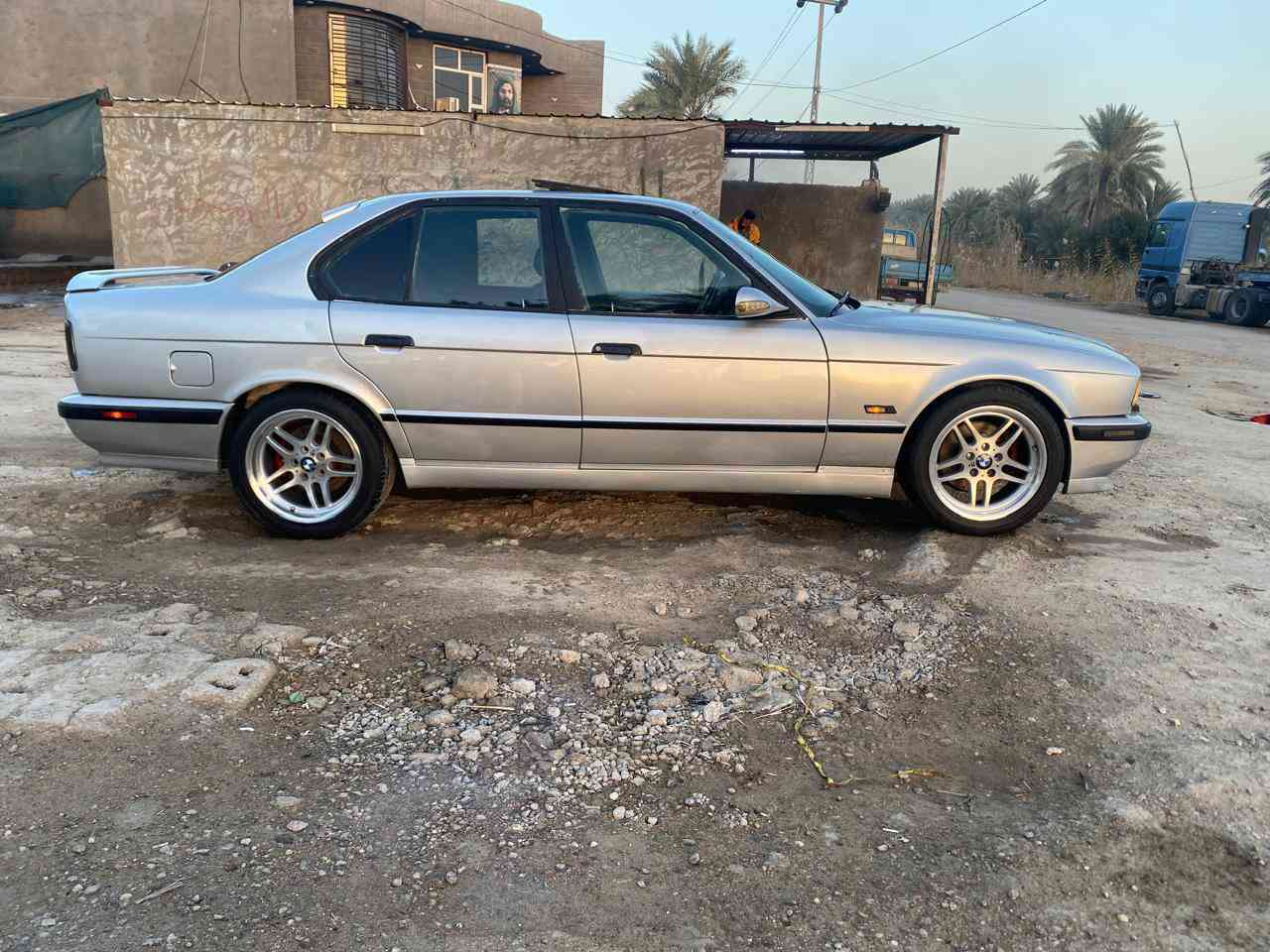 525 اصل بليته وسنويه موديل 1993
رقم بغداد سنويه وهزه ورقم جديد 
محرك مسكر فانوس.. كير اوتو
بجم عريض 
دبل ارباك دبل جكمجه 
غرفه جلد كهرباء 
سلايت شغال 
تبريد شغال قطعتين 
ستيرن كهرباء 
مري رياضي ام الاشاره 
دعاميات M
دوس M
ويل حجم 17 M
حداديه جديده 
لويات امامي رياضي تكدر تعلي وتنصي بليعجبك 
منظومة زنون الاصلي بجم كامل شرط لايت نهار 
بكلايت ليزري 
تنته كنتاره 
ريمونت سنتر 
مسجل سوني الاصلي 
مكان بابل ***********
