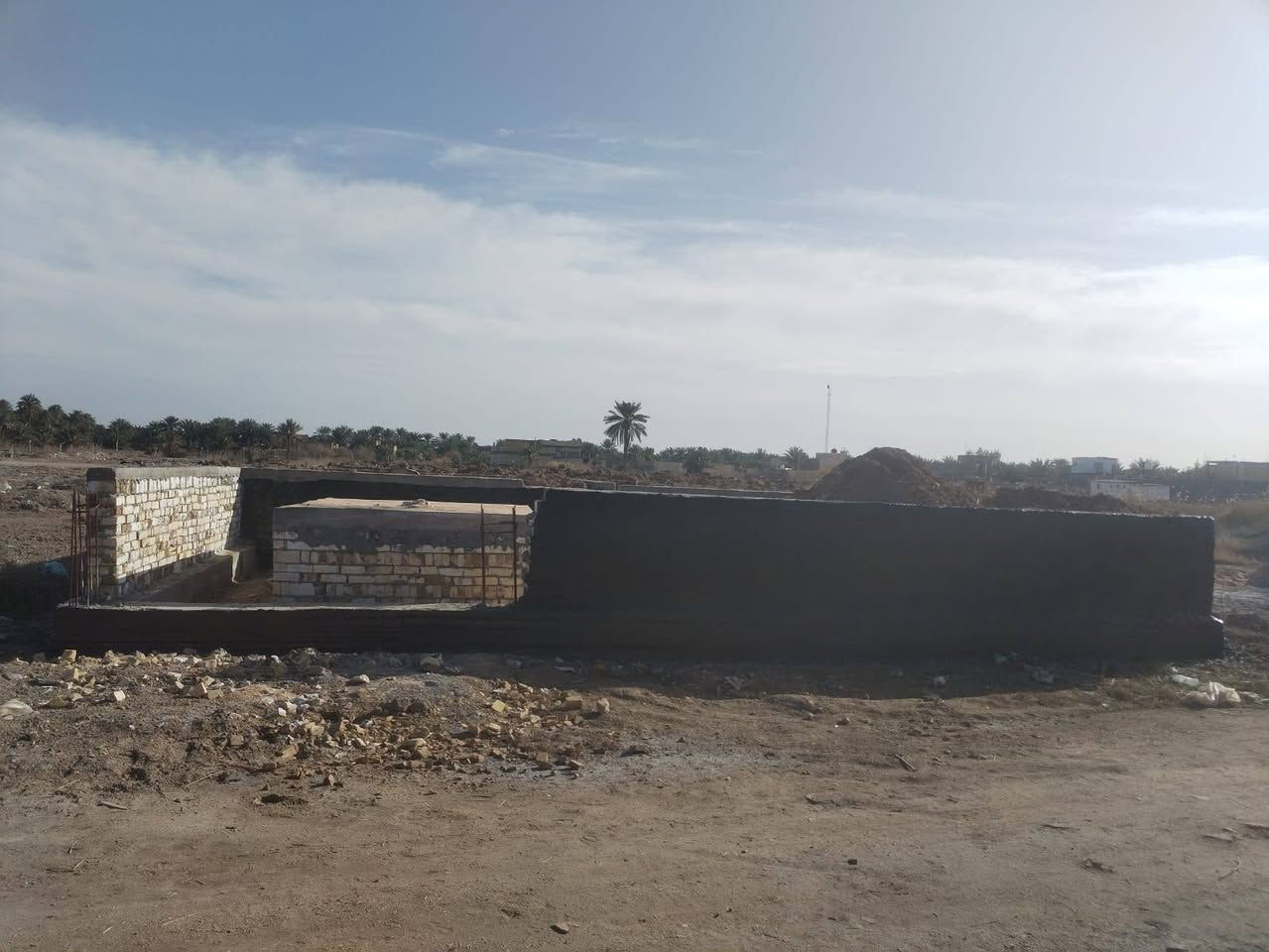 بتلو 200 متر للبيع 
الخريطة تحتوي على غرفتين نوم واستقبال وهول ومطبخ ومجمع صحيات ومناور 
السعر المطلوب 21 مليون وبي مجال
 العنوان محلة العتايج شارع حي نجم قرب بيت شيخ كاظم 
للإستفسار اتصل على الرقم ***********
