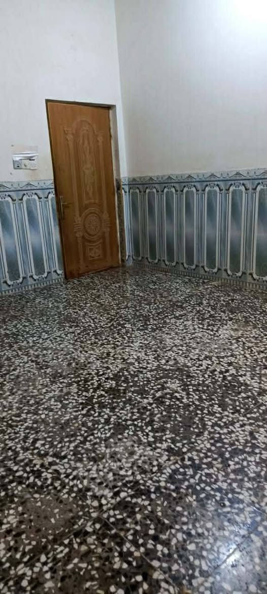 ١٠٠متر طابق واحد غرفه وصاله ومطبخ وكلدور ومجمع صحيات بشارع غسل بغداد المراجعه لمكتب علاء للعقارات نادر الأول شارع الخدمي فرع اسواق الجمل التصال عله الرقام التاليه *********** /0787457165
