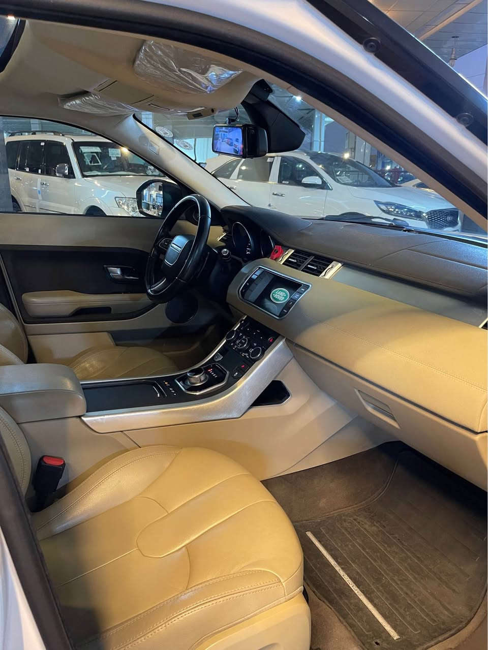 Range Rover 2014
فول فول مواسفات سفري شريكة 
بي سبوغ بي تعديل سيارةكة زؤر پاكة
76هةزار كيلومتر حقيقي رويشتوة
مواسفاتي بسمة كوشن جلد پانوراما بريك كارةبايي زور مواسفاتي تر 
رةقةم و سةنةوي هةموو نويية بةناوي خؤمة
يةك دينار مسرةفي تيدانيية 
موبايل ***********
واتساب *********** مخمور, أربيل
