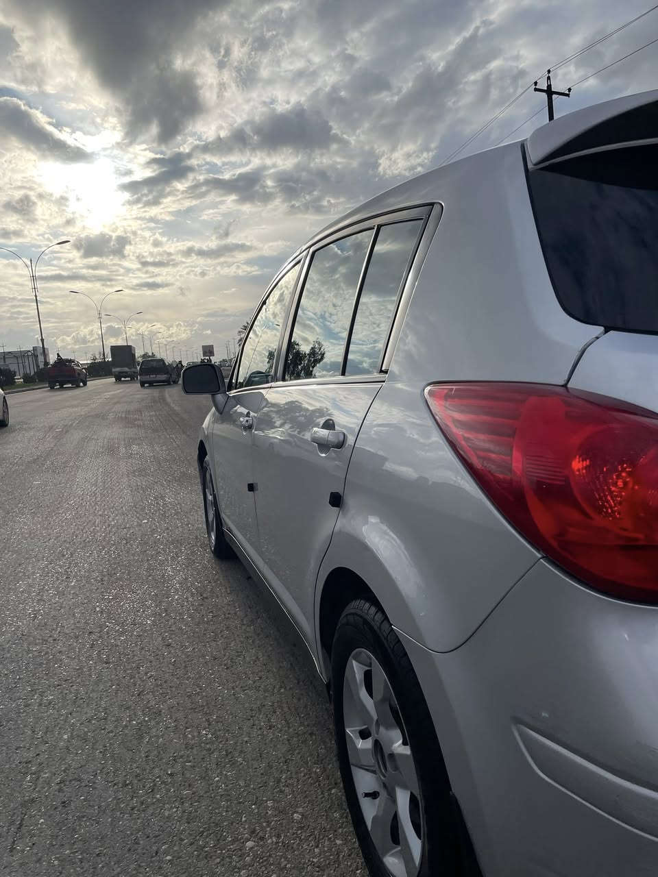 نيسان فيرسا2008 وارد امريكي ماشية 109 صبغ 3 قطع بدون دواخل شاشه +كامره+جام ٤ كهرب 
كير مكينة كهربائيات كله بشرط 
كير at المرغوب
صدر امامي خلفي جديد
رقم نينوى 
كوبون بانزين بيها
السيارة ما ناقصها كلشي سعرها 80 وبيها مجال  قليل للشراي  مكان السيارة موصل الجانب الايسر *********** وتساب اذا تحب
