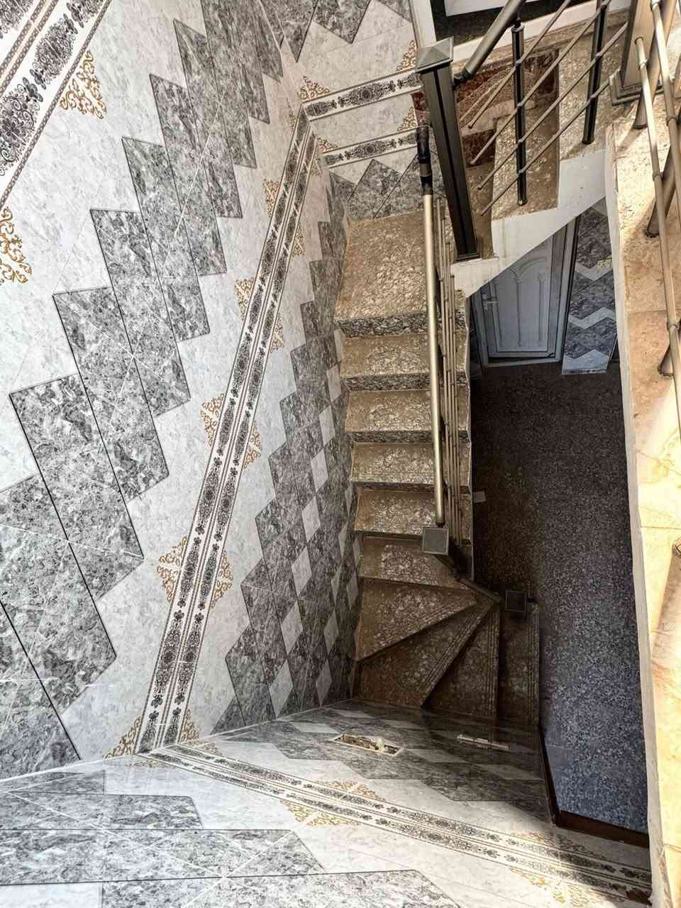 السلام عليكم 
بيت للبيع السريدات حي الشهيدين
مساحته 75 متر 
الواجهه 7,5 
طابقين نضيف جدا 
الطابق الاول مدخلين استقبال معزول الباب ماله + المطبخ معزول +غرفه نوم +صحيات +حمام خارجي
الطابق الثاني غرفتين نوم + صحيات + سطحين مطبكات شتايكر 
للاستفسار
***********
***********
