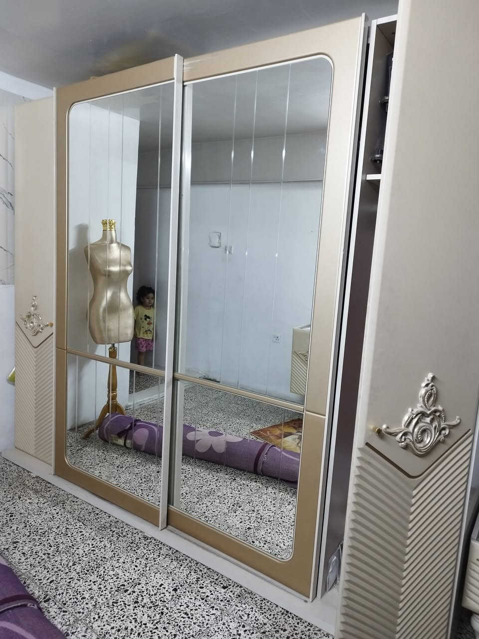 السلام عليكم عندي كنتور 4 ابواب وميز تواليت مثل ما بصورة عارضة ب 225 وبه مجال 
للتواصل خاص او ***********
