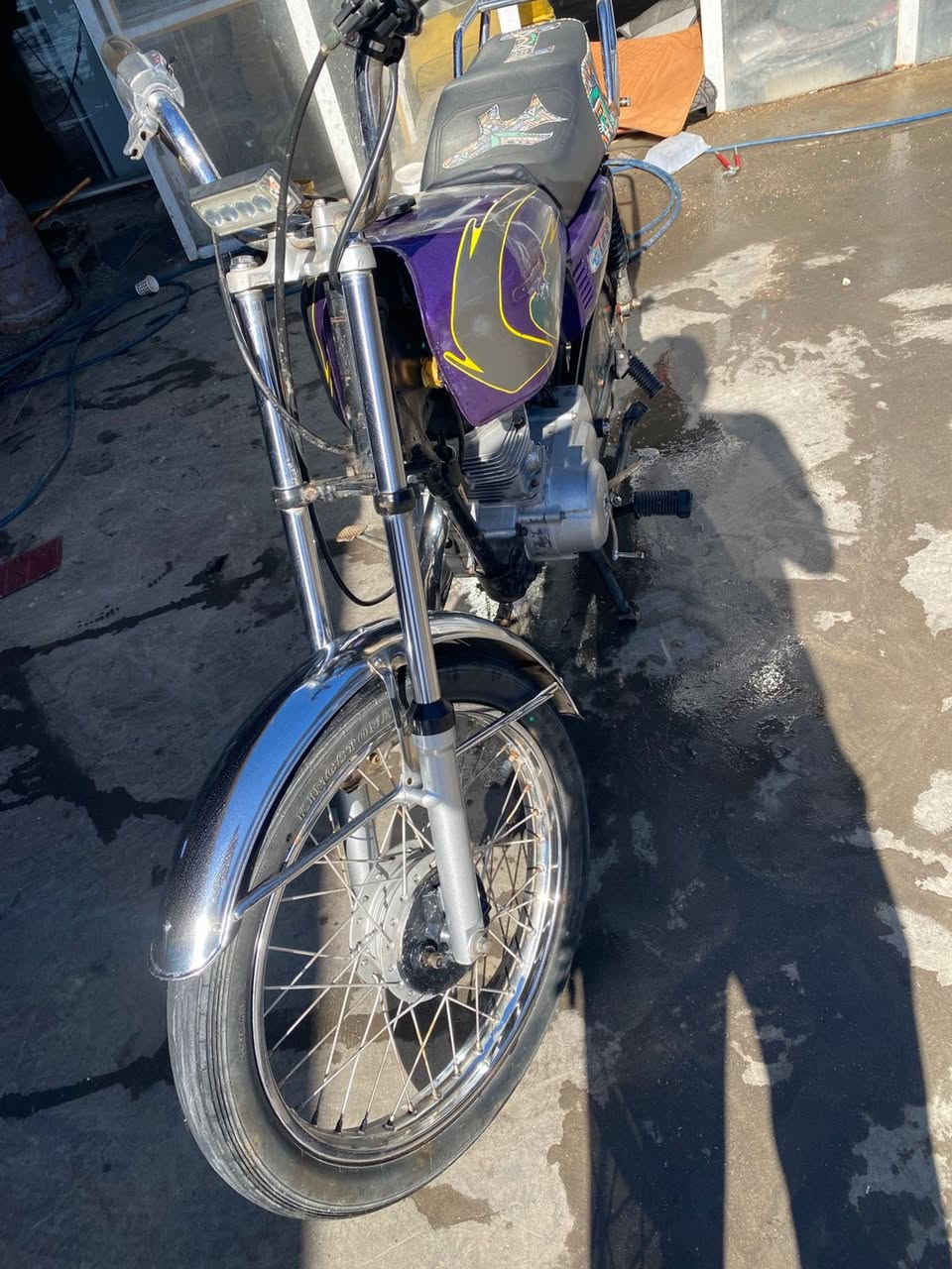 السلام عليكم
دراجه اربعه گير كلك مكفول 
الدراجه نضيفه وكامله مثل ما بالصوره
السعر325 وبيهه مجال بسيط

***********
