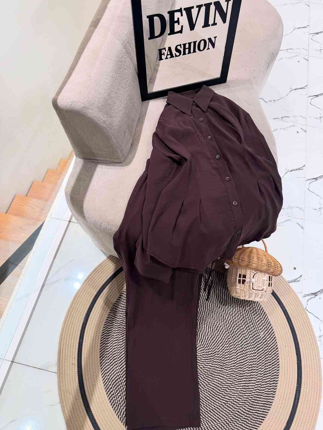 🤎 سوت بني بلون الشوكولاتة الفاخر🤎

، تصميم واسع وأنيق مع تفاصيل أربطة جذابة من الخلف ، بنسات من الامام  تمنحك إطلالة مميزة تجمع بين الراحة والأناقة ✨

كوالتي عالي خامة للن بارده✨ 

طول القميص 75cm✨
بنطرون كيلوت لاستيك مريح✨

✨✨✨✨

قياسات 36-46
قطع محدوده🤎 
#اكسبلور_explore #اكسبلور_فولو #اكسبلور_العراق_السعوديه_الاردن_ايران_الكويت_طق_لايكات_كومنت_يلاا💙 #اكسبلورر #اكسبلور_2020


**إذا كنت صاحب هذا الإعلان وتريد حذفه لأي سبب، رجاءا أرسل رسالة إلى الدعم الفني**