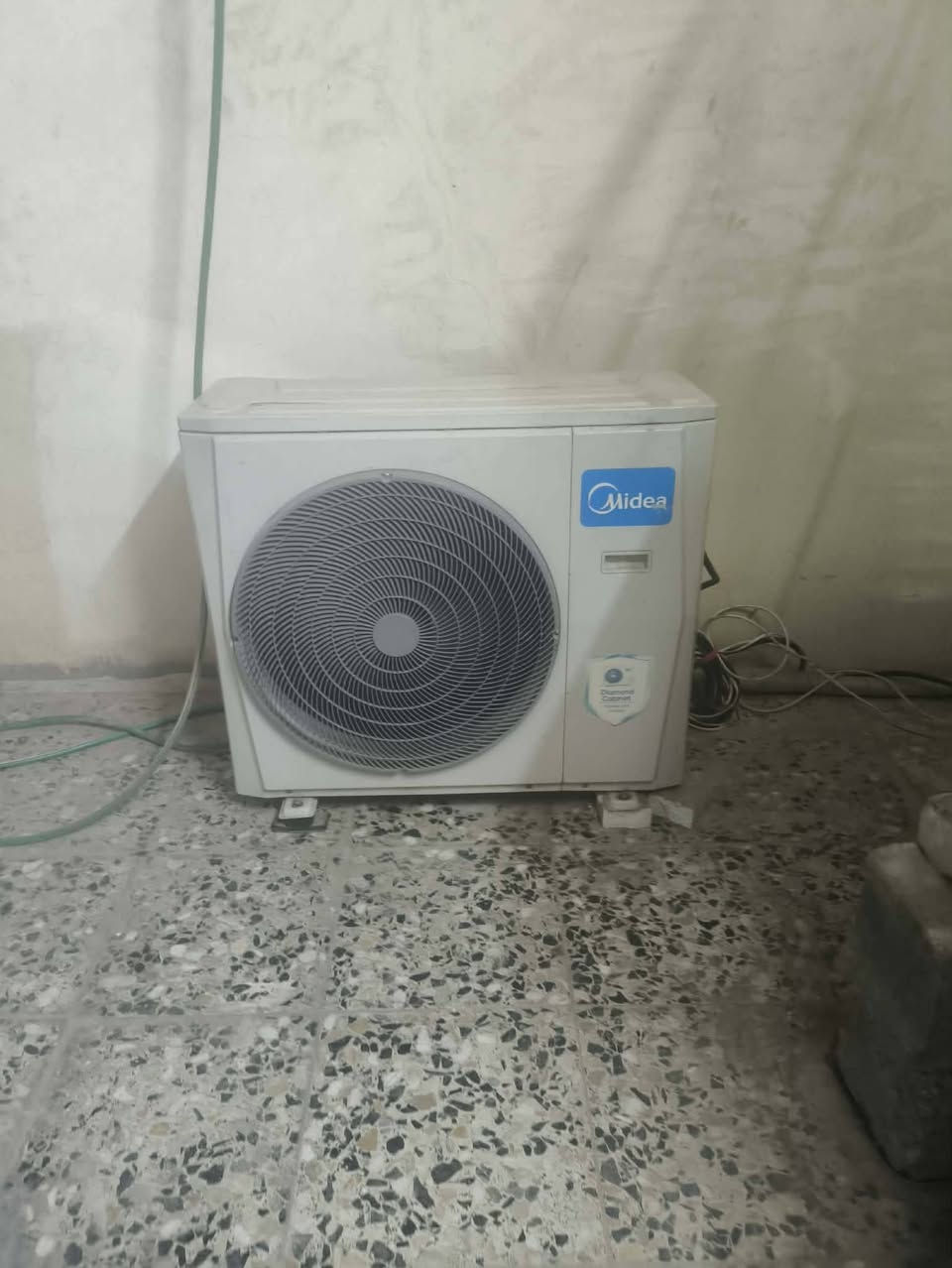 للبيع سبلت نوع ميديا كنتوري حجم 3طن
نظافة وبرودة فول عل فحص
غاز ٢٢ اصلي سعره ٧٠٠ وبي مجال قليل 
*********** واتساب
مكان سبع البور
