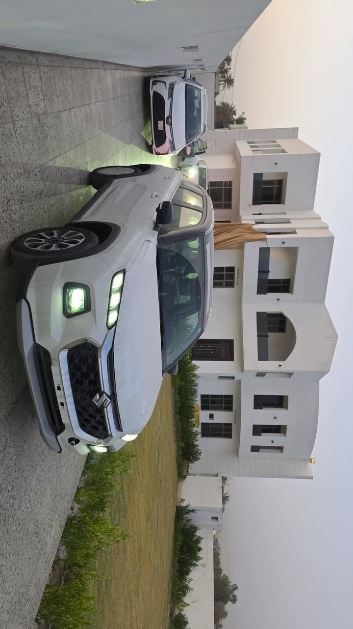 السلام عليكم سيارة كراند فيتارا للبيع فول مواصفات دفع رباعي استلمتها أقساط مصرف ابيعها نقد ***********
مكاني بغداد 
السعر ١٩ بيها مجال  مليون
