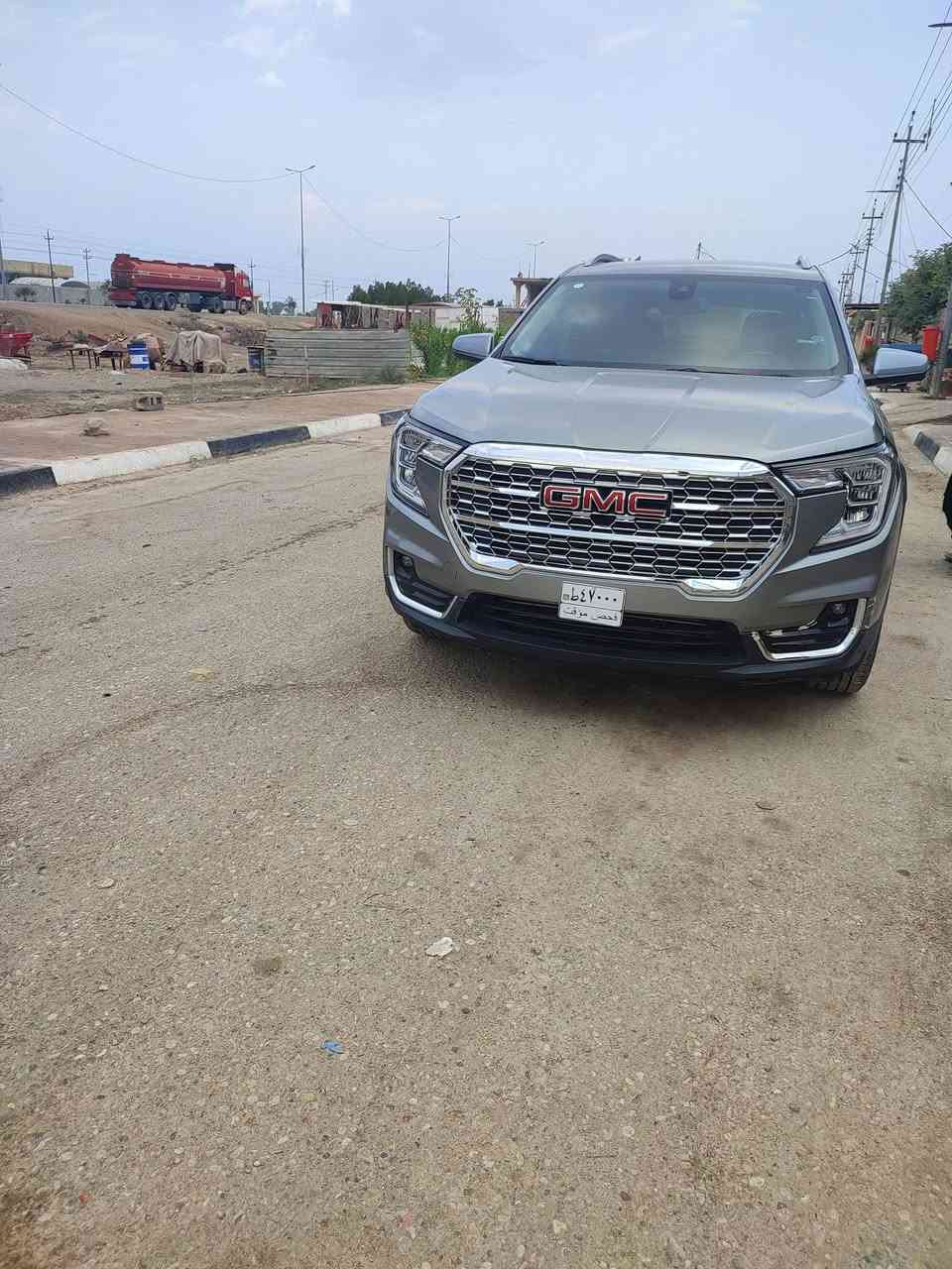 جمسي تيران ​الموديل: 2024 (أحدث جيل). تترقم جميع المحفظات معدا الاقليم 
​الفئة: SLT (كامل مواصفات ما عدا الفتحة).
​المحرك: 1.5L Turbo (قوي واقتصادي جداً بالوقود).
​ناقل الحركة: أوتوماتيك 9 سرعات.
​المواصفات الداخلية والترفيه:
​المقاعد: جلد فاخر (Perforated Leather) مع تطريز مميز.
​التحكم: كراسي كهرباء (8 اتجاهات) مع ذاكرة خزن لوضعيات القيادة.
​التدفئة: تدفئة للمقاعد الأمامية وللمقود (ستيرنج).
​الشاشة: شاشة كبيرة 8 إنش تدعم Apple CarPlay و Android Auto (لاسلكياً).
​النظام الصوتي: نظام Bose العالمي بـ 7 سماعات (صوت نقي جداً).
​التكييف: مناخ مزدوج (تحكم منفصل للسائق والراكب).
​الأنظمة التقنية والأمان:
​التشغيل: بصمة وتشغيل عن بُعد.
​الصندوق: باب خلفي كهربائي (يفتح بحركة القدم - Hands-free).
​الأمان: رادار تصادم، نظام الحفاظ على المسار، تنبيه النقاط العمياء، وكاميرا خلفية عالية الدقة.
​الإضاءة: LED بالكامل (تصميم GMC المميز).
​تحديد مسار 
سياقة ذاتيه 
وبعد بيها مواصفات ما ذاكرها 
الحادث خفيف بنيد فقط راجع عل بارد  صورة الحادث مرفقه مع الصور 
​للتواصل والاستفسار:
​السعر: [ 185 ورقه ]
​رقم الهاتف: [***********]
​الموقع: [البصرة قرنه ثغر ]
