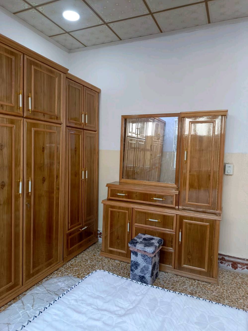 عروض رمضان والعيد المباركين من
معرض الحمادة للأثاث المنزلي
موديل«نور الموصل» 
تفاصيل الغرفة: 
١-تتكون من ٦ قطع كاملة
٢-قنصور ٥ ابواب ملحق 
٣-وجه صاج ٥ ملم داخل صاج ٤ ملم
٤-صبغ يتوفر ٥ الوان حسب الطلب
٥-هدية معرضنا (توصيل+تركيب+دوشك) 

للتفاصيل اكثر اتصل او ارسل رسالة على الرقم الوارد لديكم

او زورنا على موقعنا الكائن (الصناعة القديمة داخل فرع جامع ابو زعيان) 