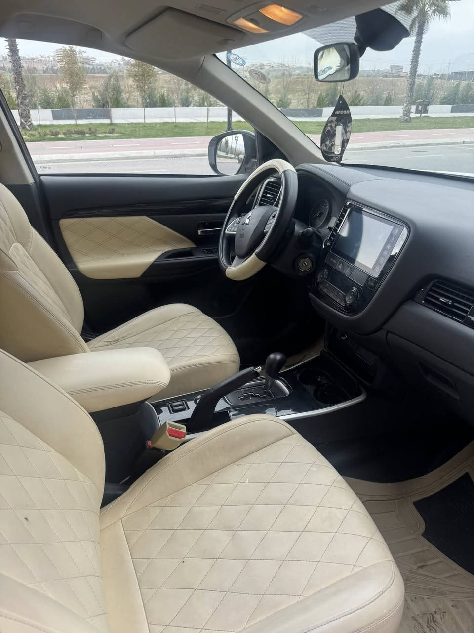 Mitsubishi outlander 2022
تجمیع صین
کوشن گەرم و ساردە.
کەشن جلد و ناو زەردە.
سوکان ڤۆلیۆم
شاشە ئایپادە،شاشە تەچە
کامێرای پشتەوەی هەیە.
سەنەوی و تایە و پاتری تازەیە.

سەیارەکە ماڵی دۆستە هیچ تەقە و رەقەی تیانیە،گێر و مەکینەی بە شەرت.
ڕەسمی سۆنەرەکەیم داناوە

سیعری ١٤٢ گەڵا و معامەلەیەکی کەم
***********
***********
