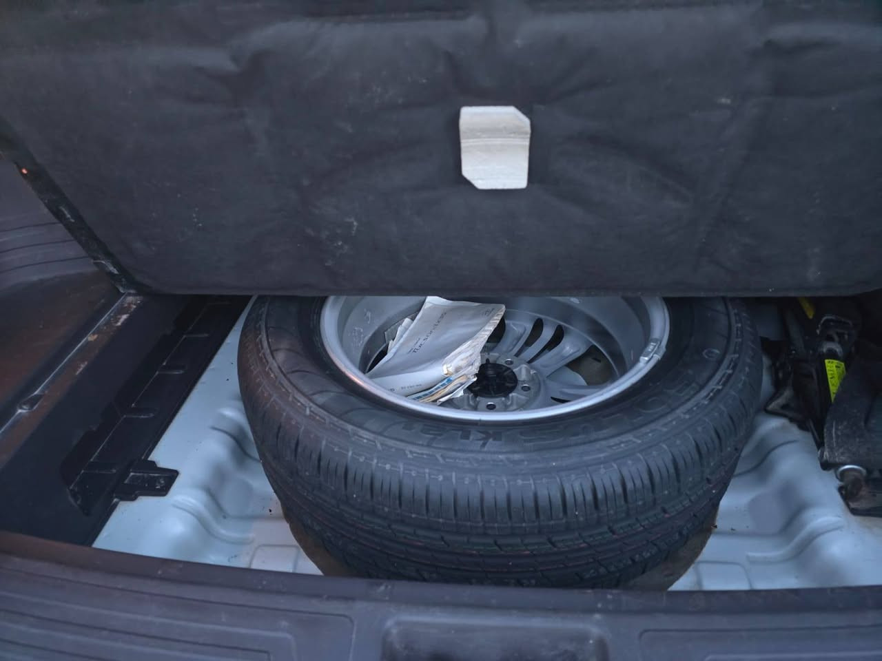 السلام عليكم  
 توسان موديل 2015
رقم بابل 
كير محرك تبريد حدادية مكفول
ماشية 151
" اشاير بالمري  
" بلوتوث+ AUX 
"كامره 
" تحكم ستيرن 
" تبريد قطعتين
مكفولة من الضربة والصبغ والبارد 
المكان بابل 
 ***********
