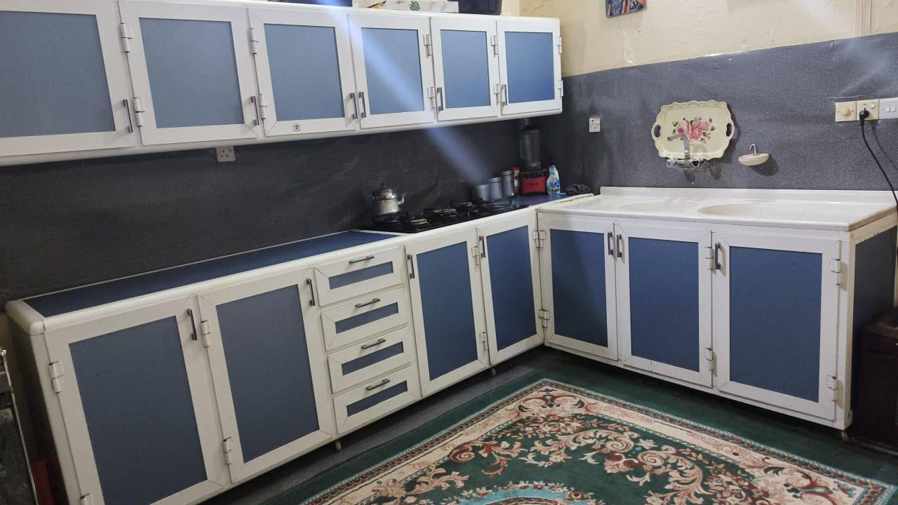 السلام عليكم غراض بيت للبيع نضيفه كلش سبلت جديد بس بي كسر بوري مال الغاز فقط  يعني ميهم يلحم جديد 3 طن والكاونتر بنصه طباخ كزاز بس عين وحده زغيره يراد لها تبديل شراي يجي يتصل رقم ***********
