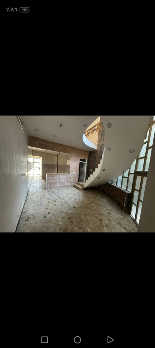 السلام عليكم بيت للبيع مساحة 100متر واجهة 5يحتوي على 2غرفة نوم وصالةومطبخ وخدمات بيت  نقص واجهة  موقع ممتاز ديوان المخابرات قرب حي جهاد الاستفسار على هذا الرقم ***********السعر مناسب
