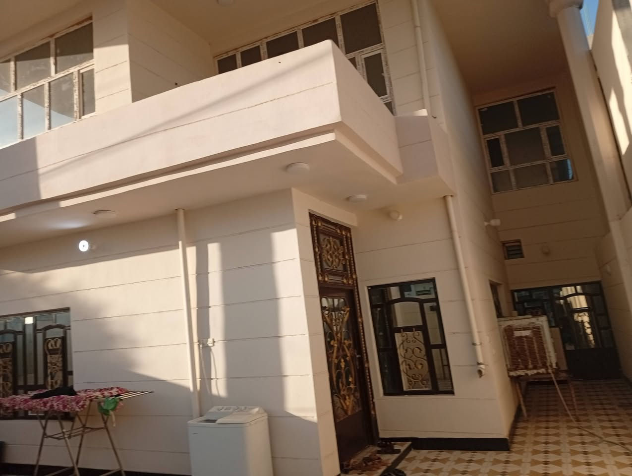 بيت دبل فاليوم خمسة غرف نوم هول استقبال صاله كبيره سيراميك عدا غرف الطابق الثاني بدون سيراميك بيت مساحة 250متر طابو صرف على شارع رئيسي 12متر تبليط مجاري بالباب يبعد عن الشارع العام 100متر باسمي مطلوب عقاري حسب الاتفاق مع المشتري السعر 160مليون قابل للتفاوض الاتصال واتساب ***********
