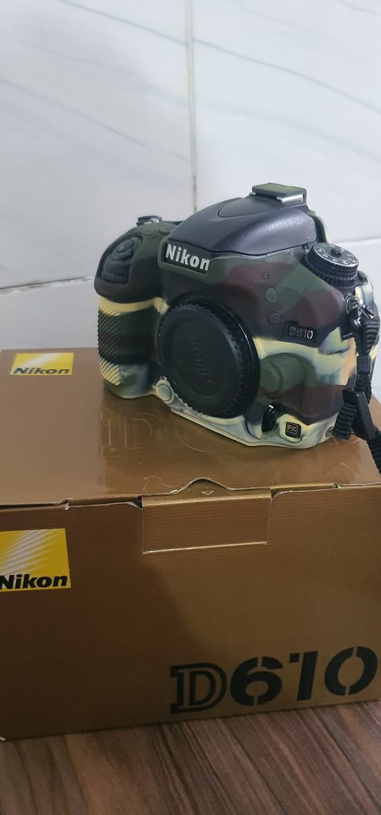 سلام عليكم كامره نيكون ٦١٠  جيلاتين   عسكري الشتر ٥٥كي  فول فريم كامل ملحقات لاصليه معه عدسه ٢٤ ١٢٠ نانو الكرستال رنك ذهبي شاحنه بطاريه حزام كتف  كرتونها  يوجد توصيل جميع المحافظات العراق  ***********
