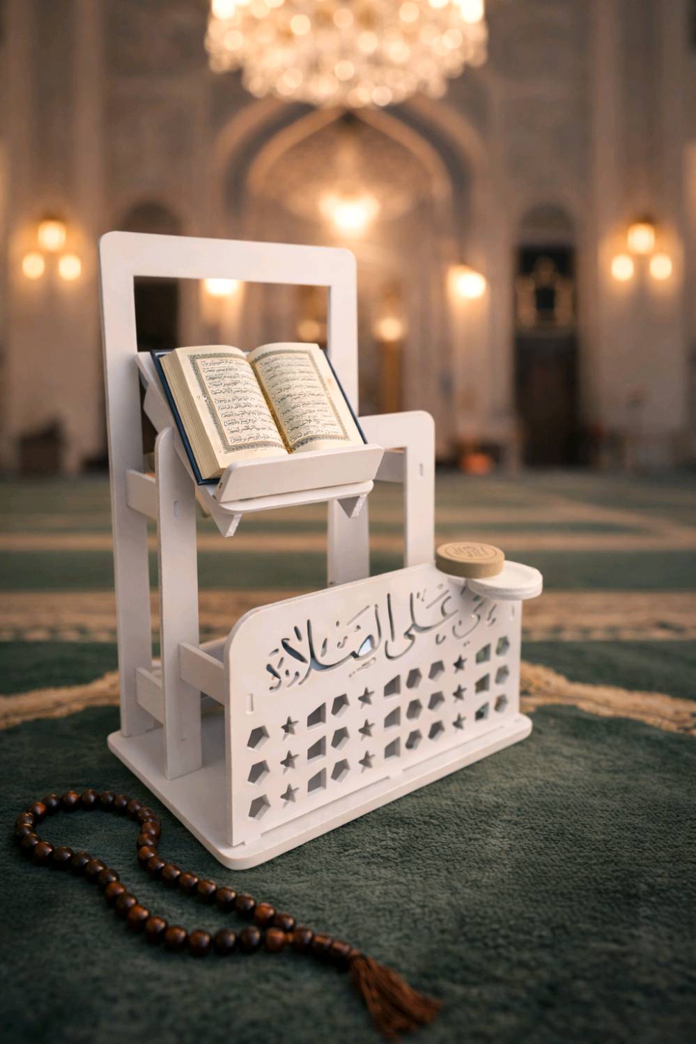 ستاند قرآن وصلاة متعدد الاستخدام مع حامل مصحف وحامل سجادة – تصميم مزخرف

• منظم عملي وأنيق للقرآن الكريم ومستلزمات الصلاة بتصميم مزخرف يناسب المنزل أو المصلى.

• حامل علوي مائل لوضع المصحف أو الكتاب بثبات أثناء القراءة.

• إطار خلفي لتعليق سجادة الصلاة بشكل مرتب.

• واجهة أمامية مزخرفة بعبارة «حي على الصلاة» ونقوش هندسية مفرغة.

• حامل دائري جانبي مخصص لوضع تربة الصلاة.

• تصميم قائم على قاعدة ثابتة مع هيكل متكامل بلون أبيض.

•الابعاد: 70*47*29 سم

• النوع: ستاند قرآن وصلاة قائم
• الزخرفة الأمامية: عبارة «حي على الصلاة» مع نقوش مفرغة
• يحتوي على: حامل مصحف مائل + علاقة سجادة + حامل دائري جانبي
