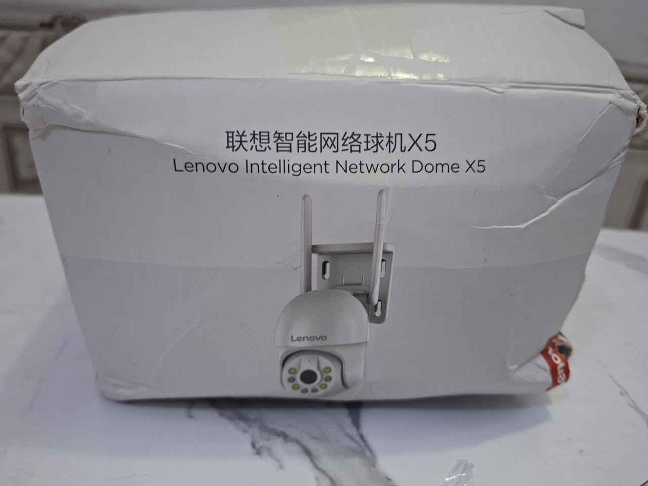 ​كـامـيـرا Lenovo X5 الذكية الماركة غنية عن التعريف التكنولوجيا الأصلية من شركة لينوفو العالميةبسعر 50الف مع التوصيل
مواصفات الكاميرا الكاملة والتفصيلية (شرح فني دقيق):
​الماركة والموديل: Lenovo Intelligent Network Dome X5 (رقم الموديل الفني: X5T).
​الدقة والجودة: 5 ميجابكسل (5MP) تعطيك جودة تصوير عالية الجودة (HD) لكشف الملامح والتفاصيل.
​التقريب (Digital Zoom): تدعم التقريب الرقمي حتى 5 أضعاف (5x Digital Zoom) لمشاهدة الأشياء البعيدة.
​الرؤية الليلية (Full Color Night Vision): تحتوي على 8 عدسات إضاءة مدمجة (مزيج بين الأشعة تحت الحمراء للرؤية الليلية العادية، ومصابيح LED بيضاء قوية تشعل الليل وتحوله إلى ألوان كاملة عند استشعار الحركة).
​التحكم والحركة (PTZ): بانورامية بالكامل، تدعم الدوران الأفقي والعمودي (التحكم بالاتجاهات يميناً، يساراً، أعلى، وأسفل) لتغطية كامل المكان بدون زوايا ميتة.
​التتبع الذكي (Auto Tracking): ميزة ملاحقة وتتبع الأجسام المتحركة تلقائياً فور دخولها نطاق الرؤية.
​الصوت ثنائي الاتجاه (Two-way Audio): ميكروفون وسماعة مدمجة تتيح لك سماع الأصوات المحيطة بالكاميرا والتحدث مع الأشخاص عبر تطبيق الموبايل.
​التخزين والسعة: تدعم كارت ذاكرة خارجي Micro SD (يأتي معها كارت بسعة 128 جيجابايت).
​بروتوكول ONVIF: متوافقة مع أنظمة التسجيل (NVR) والأجهزة الأخرى التي تدعم هذا البروتوكول العالمي.
​مواصفات الطاقة: تعمل بفولتية 5V ولغاية 1.5A (استهلاك طاقة اقتصادي جداً وآمن).
​بلد المنشأ وتاريخ الصنع: صُنعت في الصين (تحت إشراف وتصنيع مصنع Shenzhen Jooan Technology لشركة لينوفو)، وتاريخ إنتاج القطعة حديث جداً (09-2025).
​محتويات العلبة كاملة (كما بالصورة الأخيرة):
​الكاميرا الذكية (Lenovo X5).
​قاعدة التثبيت على الحائط أو السقف.
​كابل الطاقة (USB).
​كارت الذاكرة الأصلي (128GB) في حافظته.
​دليل المستخدم السريع (Quick User Guide) يحتوي على الـ QR Code لتحميل التطبيق.
​سدادات وعوازل مطاطية لحماية التوصيلات من المطر والرطوبة + براغي التثبيت.

​كـامـيـرا Lenovo X5 الذكية الماركة غنية عن التعريف التكنولوجيا الأصلية من شركة لينوفو العالميةبسعر 50الف مع التوصيل


**إذا كنت صاحب هذا الإعلان وتريد حذفه لأي سبب، رجاءا أرسل رسالة إلى الدعم الفني**