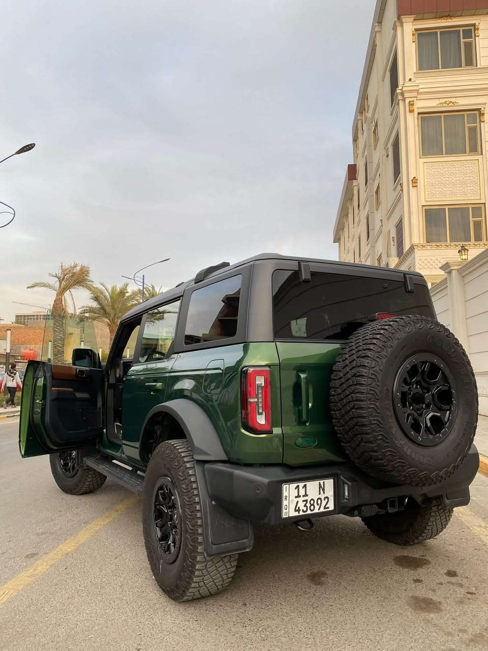 السلام عليكم للبيع فورد برونكو 2023 سبشل اوردر

•المحرك: V6 سعة 2.7 لتر EcoBoost تون توربو

•ناقل الحركة: أوتوماتيك 10 سرعات

•نظام الدفع: دفع رباعي 4×4

•نظام G.O.A.T بـ 7 وضعيات قيادة (رمل – طين – صخور – رياضي وغيرها)

•قفل دفرنس أمامي وخلفي إلكتروني

•تعليق HOSS 3.0 مع ممتصات FOX

•شاشة لمس 12 إنش SYNC 4

•دعم Apple CarPlay وAndroid Auto

•نظام أمان pilot 360

•كاميرا محيطية وأنظمة مساعدة القيادة

•سقف وأبواب قابلة للإزالة 

•داخل لونين جلد 

•نظام صوت B&O مع سوبفر 

•كشنات تدفئه 

• ستيرن هيتر

بعد هواي كلش مواصفات وتعديلات على البجم الخارجي والقماره

السعر 38 الف وبي مجال 
مكاني يرموك او السيديه
***********
