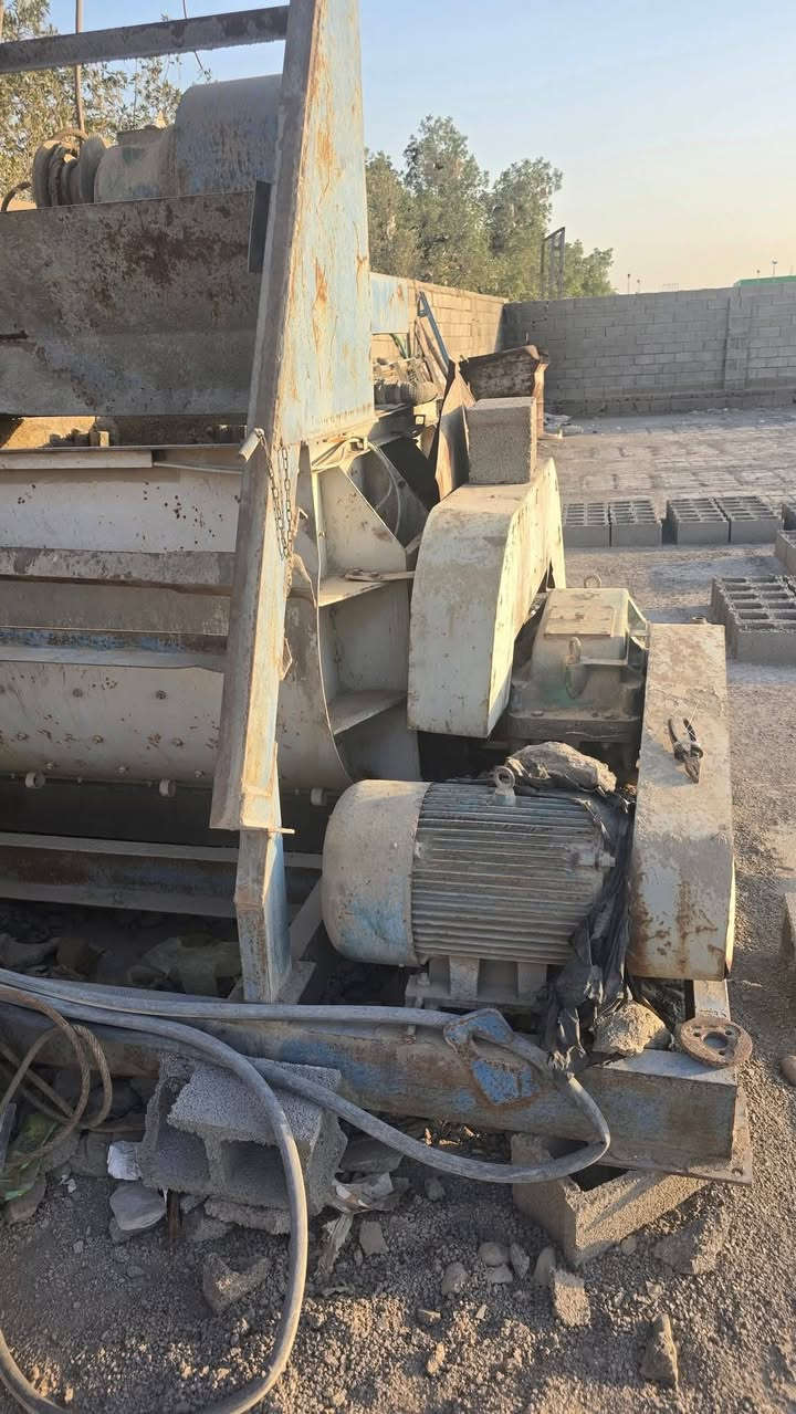 السلام عليكم للبيع  خباطات معامل بلوك و صب كونكريت نضيفات كلش صنع الصين جاهزات
***********
