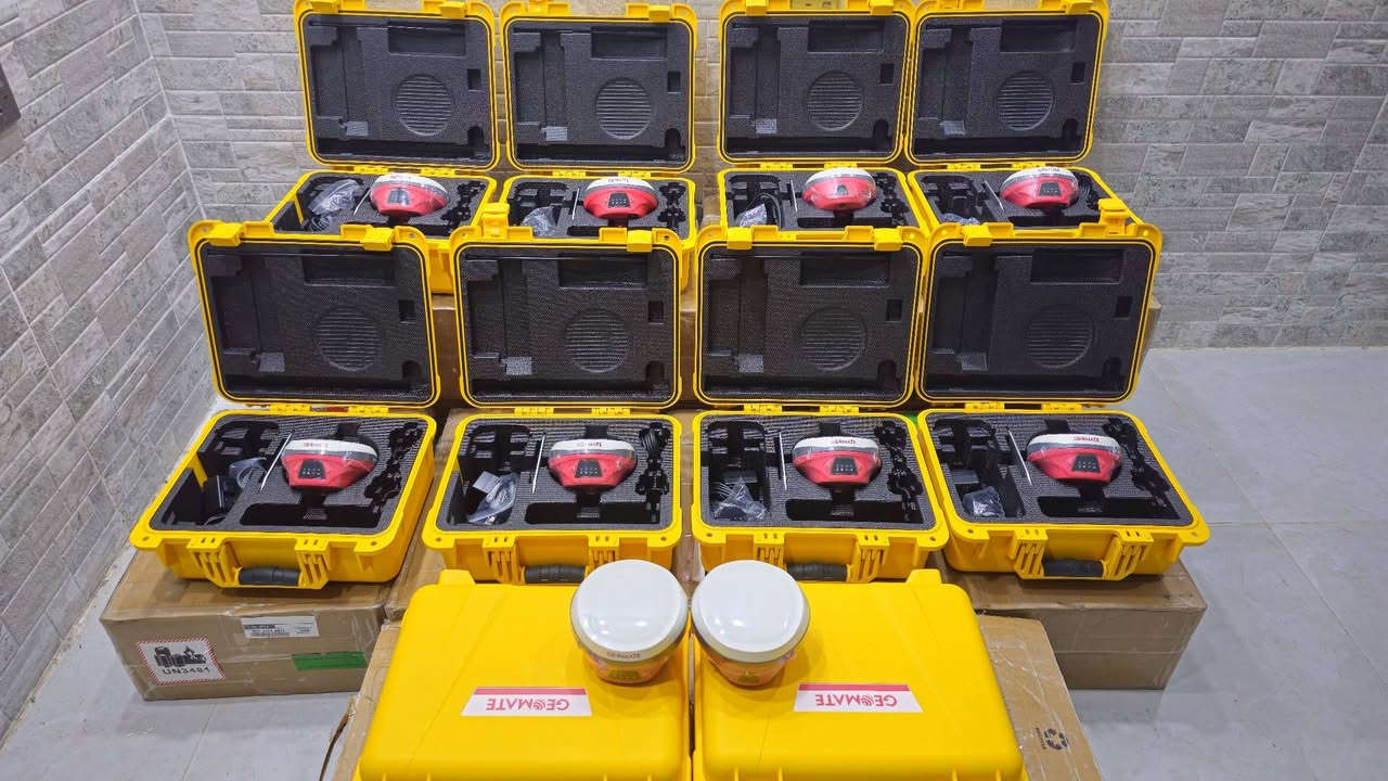 💙💙***********💙💙
💛سنة اشتراک مجانی من کل العراق💛
جهاز GeoMate SG6 هو جهاز استقبال GNSS محمول
 ومتطور للمسح، يتميز بـ 1608 قناة، ووحدة IMU، وكاميرا مزدوجة لتقنية المسح البصري (AR Stakeout وVisual Survey) ويقدم دقة عالية (ملليمترية) في تحديد المواقع، مع متانة (IP68) وسهولة استخدام، مما يجعله أداة قوية للمساحين في الظروف الميدانية الصعبة. 
أبرز المواصفات والميزات:
نظام GNSS: يدعم أنظمة الملاحة العالمية المتعددة، مع 1608 قناة لتتبع إشارات الأقمار الصناعية بدقة.
IMU (وحدة القياس بالقصور الذاتي): معدل 200 هرتز وزاوية ميل تصل إلى 60 درجة، مما يعزز الدقة في المواقع الصعبة.
الكاميرات: كاميرا أمامية وخلفية بدقة 2MP و 5MP تدعم وظائف المسح البصري والتصوير ثلاثي الأبعاد (3D Modeling).
الدقة: دقة عالية تصل إلى 8 مم + 1 ppm (أفقي) و 15 مم + 1 ppm (رأسي).
المتانة: تصنيف IP68 (مقاوم للغبار والماء)، وتصميم قوي ومناسب للظروف الميدانية القاسية.
الاتصال اللاسلكي: Wi-Fi، بلوتوث، NFC، ويدعم اتصالات RTK و GSM لمسافات طويلة.
الذاكرة والبطارية: ذاكرة داخلية 8GB، بطارية تدوم حتى 16 ساعة (مع ميزة النسخ الاحتياطي).
البرمجيات: يتضمن برنامج MateSurvey ويقدم ميزات مثل المسح البصري وتحديد النقاط المرئي. 
باختصار، الـ SG6 هو جهاز مسح بصري متكامل يجمع بين دقة GNSS القوية والكاميرات المتقدمة لتبسيط وتسريع عمليات المسح والتوقيع في الميدان.
