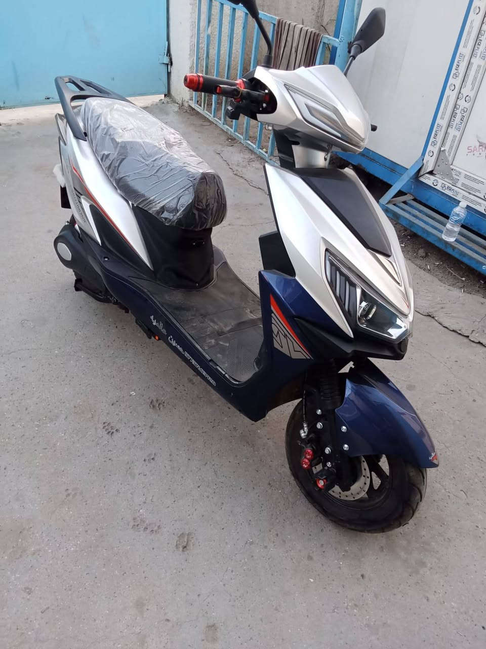 السلام عليكم ماكس شحن
6 بطاريات. نضام حماية من السرقة. دبلات هدروليكي
السعر 850 ألف 
المكان بغداد الكاظمية 

الرقم للتواصل ***********
