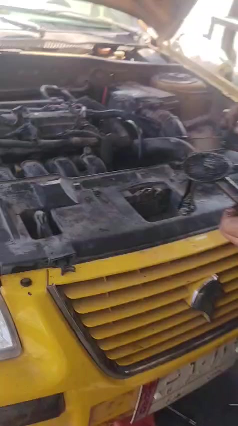 السلام عليكم اخوان اليوم أجتنه هاي السيارة سمند محورة كورلا 1600 سوينالها ادامه للمحرك فتح كيس وتنظيف فلتر الدهن اخوان شوفو الفيديو شلون مليصه المكينه منتهية بحيل الله رجعناها بلاد.......خدمات سيد احمد فيتر تجفيت وتحوير السيارات مكاني بغداد الطالبيه مقابل مستشفى ابن البلدي زورونا للمحل وبخدمتكم للأستفسار ‏‪***********‬‏
