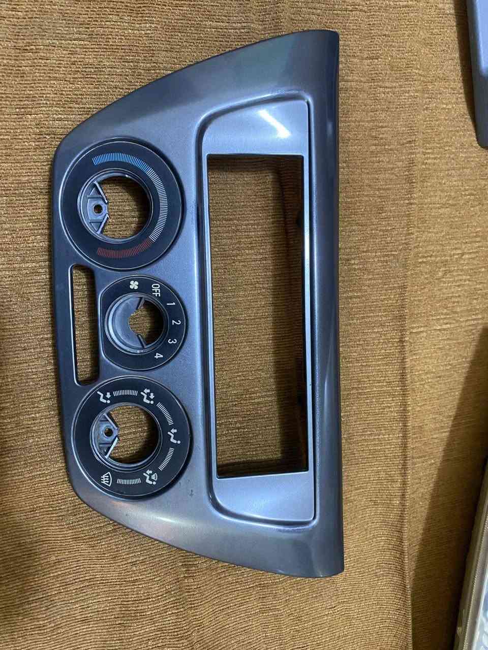 سلام عليكم غراض لانسر للبيع
ماصدات لانسر اصلية 
عبوات اصلية  2
طوافة بانزين  اصلية
 وجه دشبول مسجل 
مكاني بغداد البلديات  غير متواجد خاص 
***********
