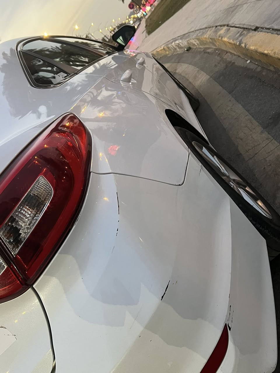 السلام عليكم
🔴 سوناتا ٢٠١٧ 2️⃣0️⃣1️⃣7️⃣
🔴 وارد امريكي 🇺🇸
🔴 ماشية ٨٢ الف 🚶‍♂️
  السياره جاهزة من كلشي ونضيفة كلش 
حادثها (ضربة  خفيفة بين الجاملغ والباب ) 
 
   - شاشه كبيره  🖥️
- كامره دواره 🎥
- تحكم ستيرن جهتين 🎛️
- 3 أنضمه قياده ( ايكو ، سبورت ، اعتيادي ) 
- جنطه كهرباء 
- محرك 2400 
- السعر ١٢٨ بيها مجال
- مكان السياره 📍بغداد - الحارثية
- رقم الهاتف
0772 932 6849
