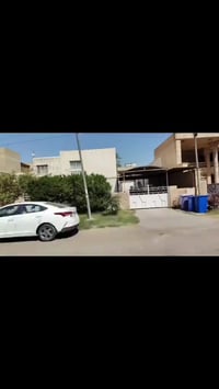 دار للبيع في منطقة اليرموك بالقرب من جامع الشواف. المساحة: 800 متر مرب...