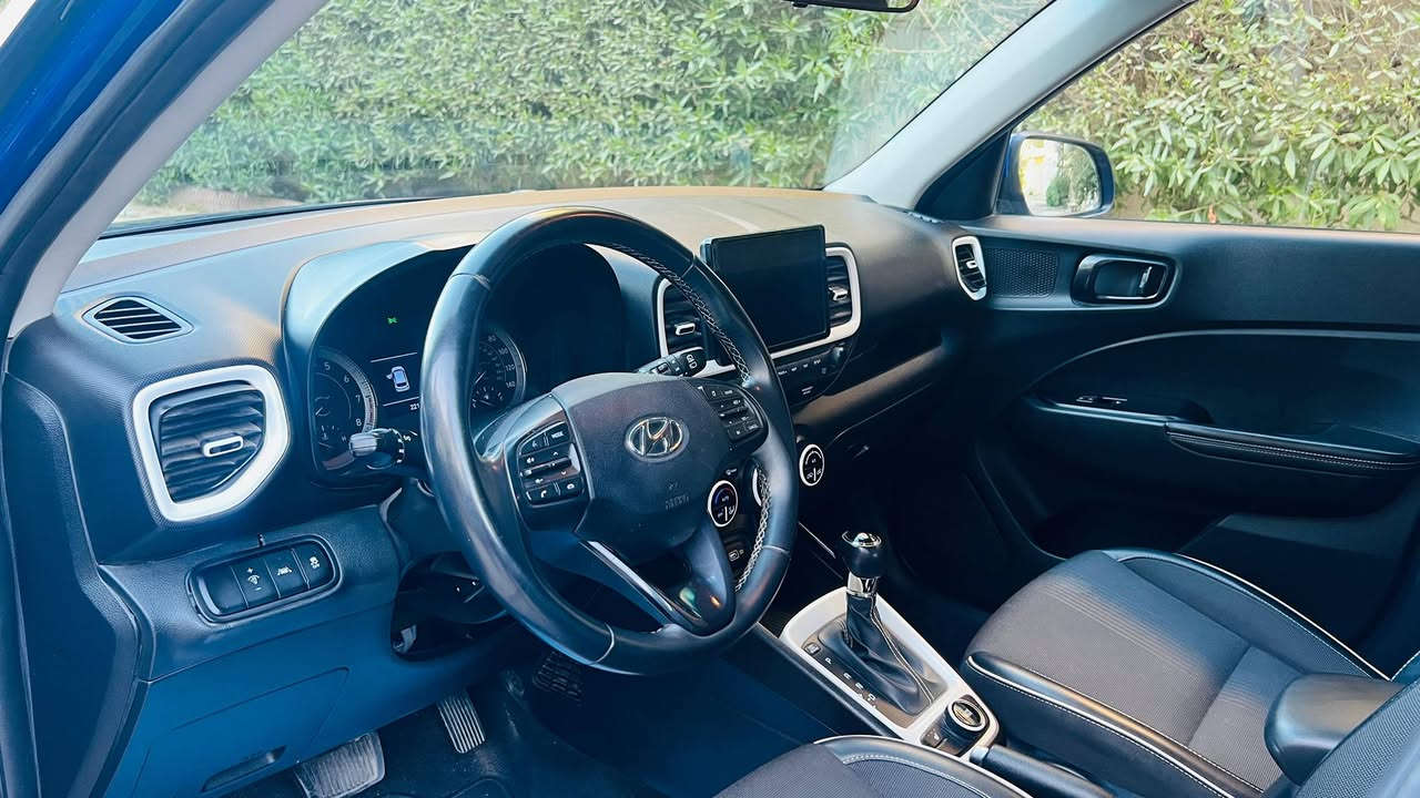 السلام عليكم
🚘 Hyundai Venue 2022 – رقم بغداد باسمي

 مواصفات السيارة :

بصمة أبواب وبصمة تشغيل

تشغيل عن بُعد

مقاعد جلد مطعّم مخمل

رادارات أمامية وجانبية

كاميرا خلفية + شاشة

مقاعد تدفئة وتبريد

الممشى: 22,300 كم

الحالة: حادث سطحي فقط، تم تبديل وصبغ البنيـد، بدون أي ضرر داخلي. الشاصي مكفول، والمحرك 1600 دبل نوزل بحالة ممتازة، ولم يتم تبديل أي جزء أساسي.

💰 السعر: 126 ورقة
📞 رقم الهاتف: ***********
📍 مكان السيارة: السيدية
