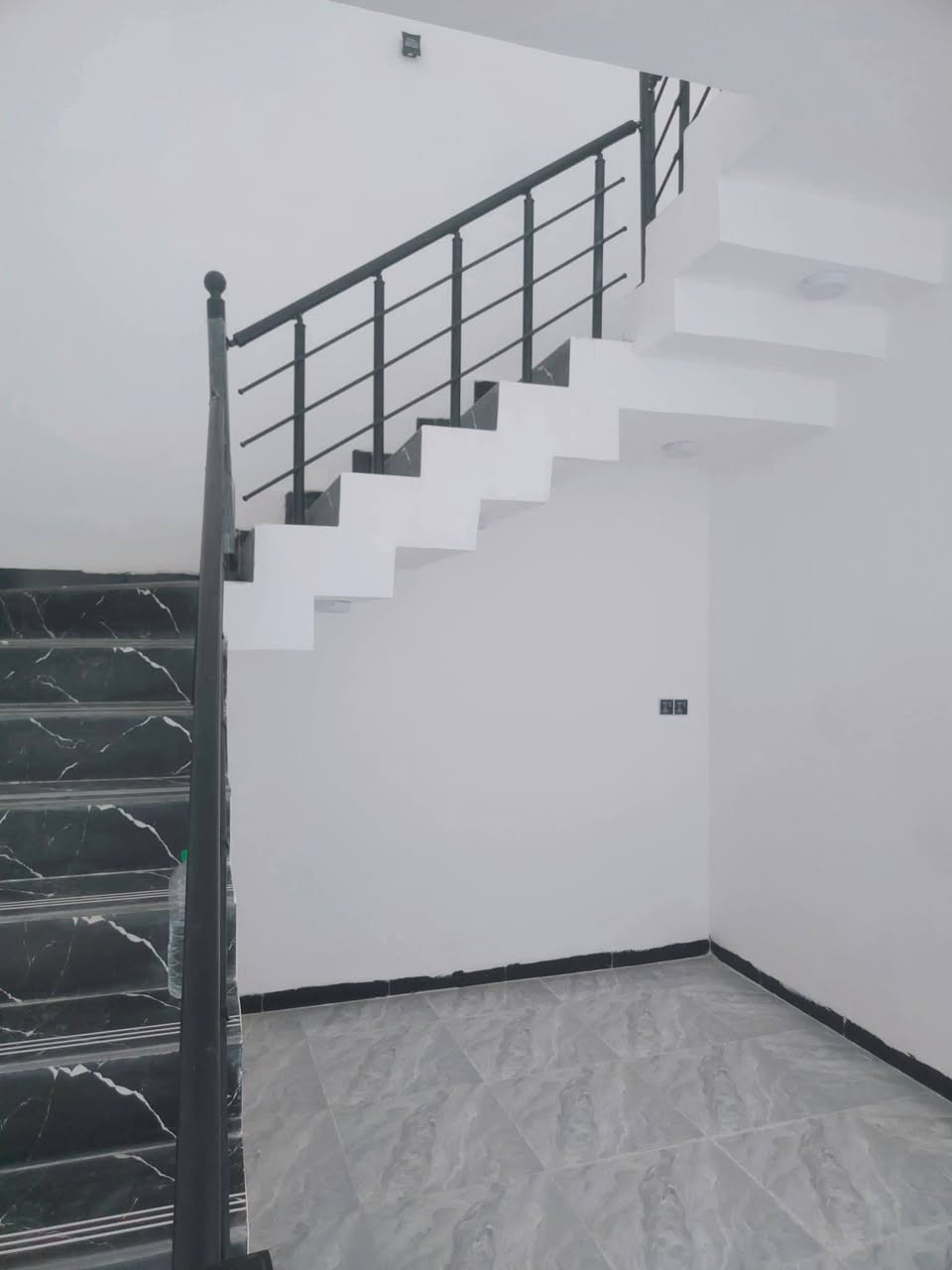 🏠 / دار للبيع مساحه 100 م طابو زراعي سند 25
واجهه 5 م / نزال 20 م 

🧱 بناء حديث درجه أولى ( تشطيب نهائي )

الطابق الاول / مطبخ . أستقبال . هول . غرفه . مجمع صحيات  داخالي وخارجيه . كراج 

الطابق الثاني / 2 غرف . هول . مجمع صحيات 

🌏 الموقع / شارع 80 مال كربلاء ( قريب من البانزين خانه)

 ((السعر 85))
وبي مجال
اكثر استفسار اتصال بل وقام

بإدارة احمد الباشه

☎️ ***********
