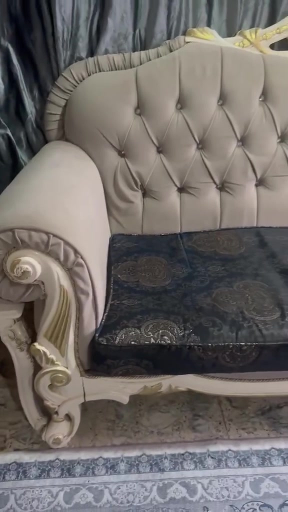 ‏سلام عليكم ورحمة الله وبركاته
‏ تخدم ملكي للبيع مثل ما موضح بالصور 
‏ مرتب وكعدته حلوة￼ 
عايز ترتيب 
*********** الي يحب بي واتساب
