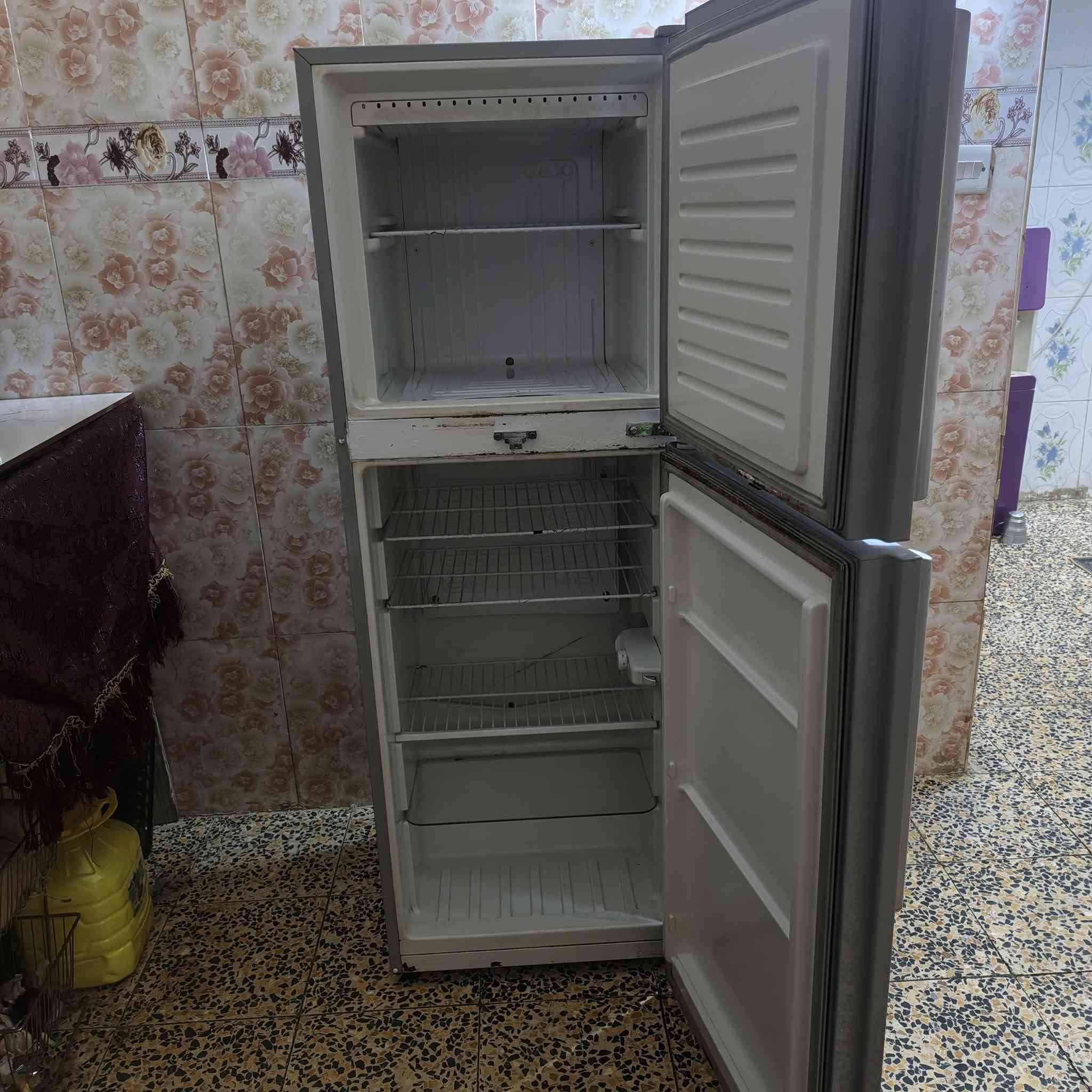 ثلاجه نوع تكما حلوه ونضيفه سعرهه ١٥٠ وماطور تام شغال ب ٢٥ العنوان ياسين خريبط ***********
