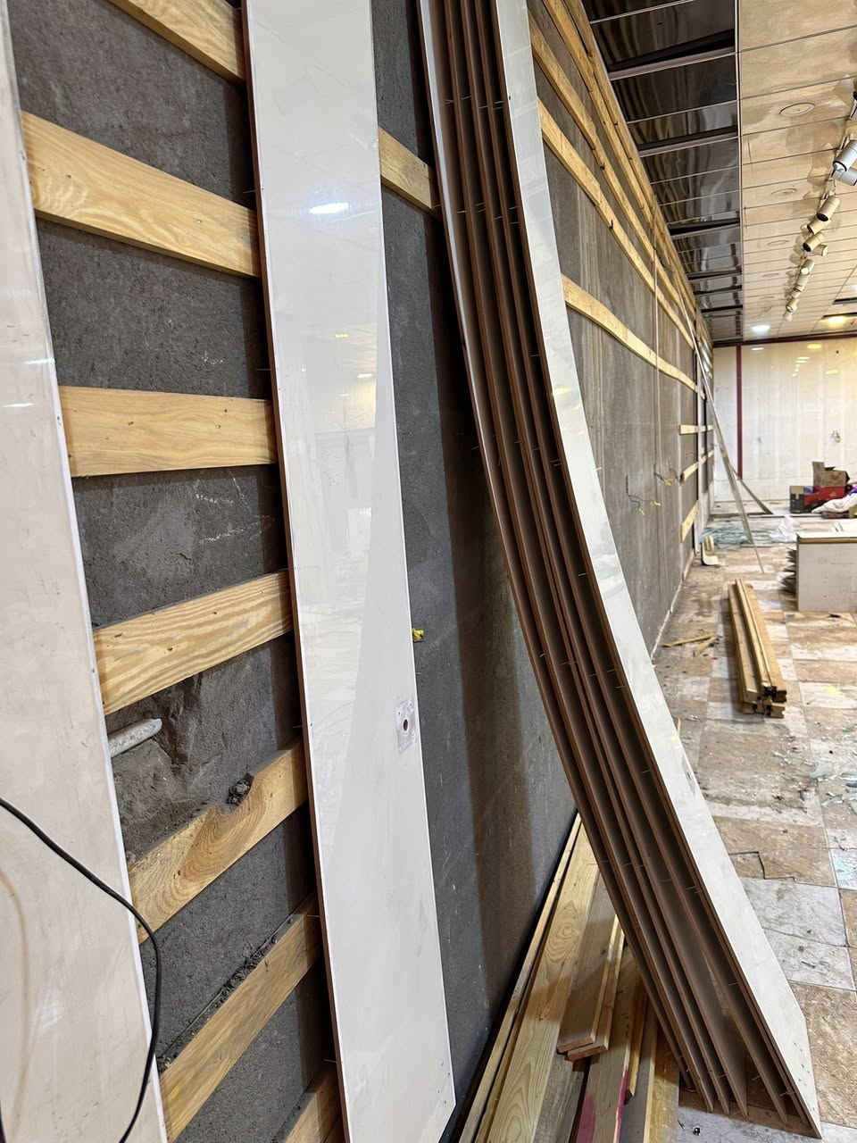 تغليف جدران ام دي اف ابيض70 قطعه
طول 280 سم وعرض 40 و50 سم

مع الزوايا والترايش مالته

درج طوارئ ست مترات ثقيل

جمعيات حجي حسن

***********
