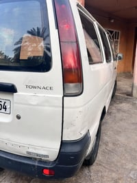 تيوتا فان • ١٩٩٨ • رقم واسط