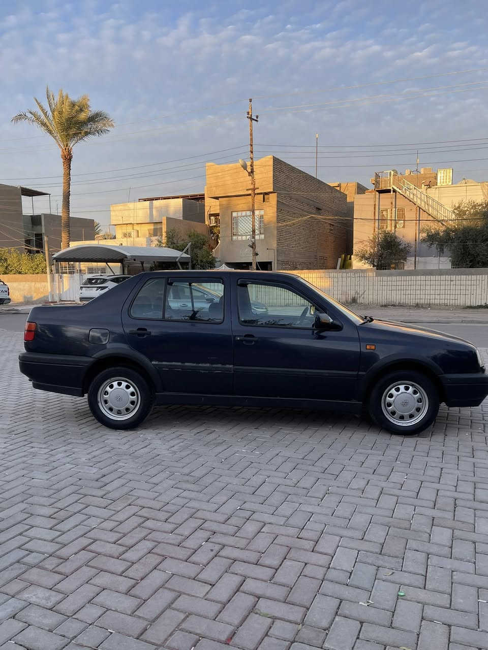 السلام عليكم ورحمة الله وبركاته
فنتو موديل 1994 
رقم بغداد الماني مشروع وطني 
مكينه 2000 بيضه
بيها دخانه من صالصنه فقط
كير مكفول على الفحص
تبريد شغال 
صدر امامي خلفي جديد 
ضربه فقط جاملغ خلفي وطارف الحوض
وشرط الباقي صبغ فقط بدون معجون تجي وتشوف وتفحص
غرفتها جديده جداً كراسي وبطاين بوب ودشبول لا كسر لا فطر 
كهربئيات كلها شغاله مابيها اي نقص
عنوانها بغداد العامريه شارع العمل الشعبي 
سعرها 45 
***********
