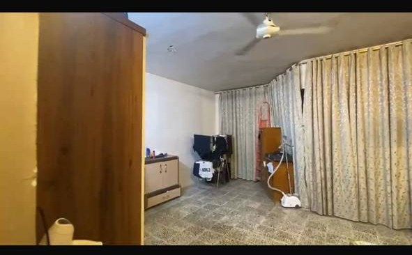 السلام عليكم ...
للبيع منزل في بغداد - حي الاعلام، شارع البدالة، مدخل عيادة دنتل ستي، طابو صرف،
مساحة 125 متر مربع، واجهة 6.25 متر، نزال 20 متر.
يتضمن المنزل
كراج واسع مع مدخلين،
استقبال مع مطبخ وهول داخلي، غرفة في نهاية المنزل، منور خلفي، حمام مشترك داخلي وحمام خارجي.
الطابق الثاني
يحتوي على غرفتين مع حمام مشترك وحولي بين الغرف. بيتونة واسعة مع مخزن في السطح الخارجي.
السقوف من الكونكريت المسلح، والأرضيات من الجرانيت بايات الدرج مرمر، والأبواب الداخلية من الصاج. واجهة البيت مكونة من الحجر،
عرض الشارع 12 متر.
للمزيد من المعلومات والاستفسارات، يرجى التواصل عبر الواتساب على الرقم ***********. يرجى ملاحظة أنه غير متواجد دائمًا على الفيسبوك. والسعر على الخاص لطفاً
