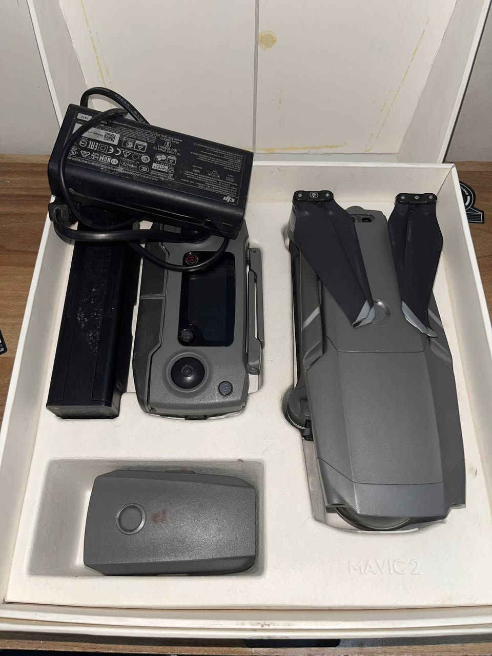 السلام عليكم 
dji.  
تريد تصوير قوي ودرون قوي يتحمل رياح امطار اخذ الMAVIC.  2.   PRO.  
مافك ٢ برو كومبو 
نضافه جدا عاليه 
درون يعجز شرح عنه 
مكاني بغداد الاعضميه 
***********
