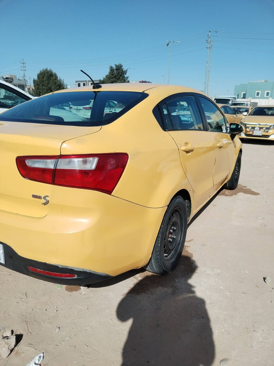 سلام عليكم..
كيه ريو موديل 14 

أمريكي بأسمي.. رقم وهزه وسنويه ستوني مجدد

السياره كلها ليبل واحد فقد جاملغ امامي مبدل...

وبيها ضربه بل جاملغ الخلفي ماعابر للداخل... ول باقي طخات بصيطه. اخوان السياره اكفلها  منل كص ول شواصي. قماره اصوليات مكينه وكير جدد لاتبخير ولا تنقيص. كهربائيات كلها شغاله السعر 75 وبيها مجال.

مكاني بل ديوانيه قضاء عفك رقمي. ***********
