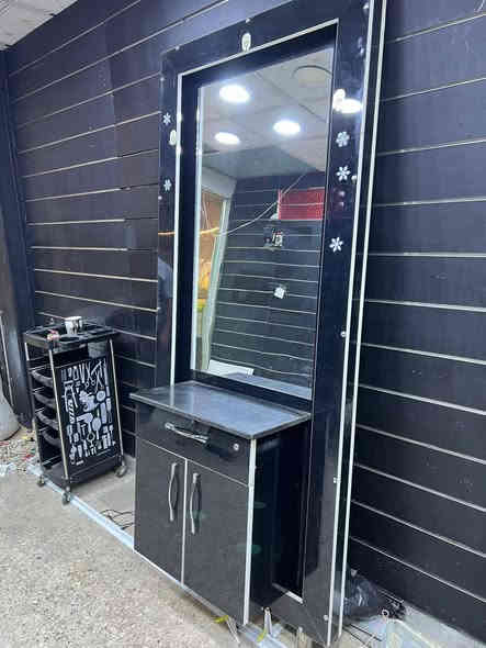 سلام عليكم ميز ومرايه + عرابنه ادوات حلاقه للبيع للاستفسار *********** العنوان بغداد كراده
